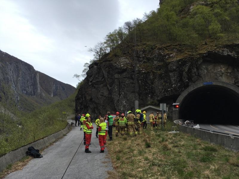STORE STYRKER: Redningsmannskap fra Voss,. Ulvik, Ullensvang og andre steder ble sendt til tunnelen.
