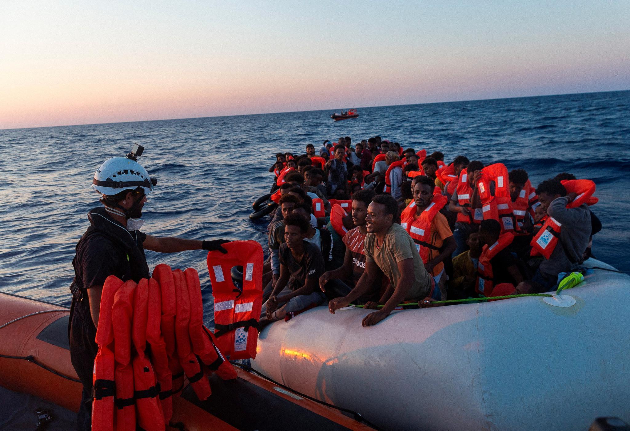 In poche ore sono arrivati ​​in Italia più di mille migranti.  Nelle ultime settimane, i soccorritori hanno avuto sempre più lavoro.