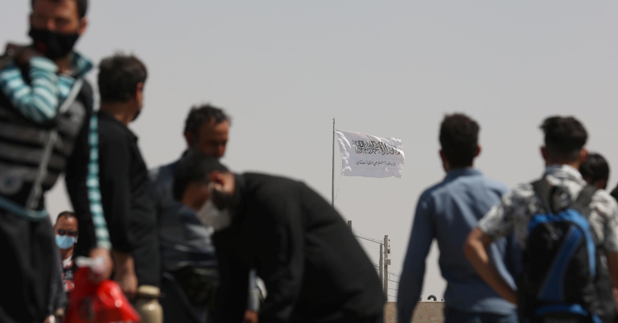 Ved grenseovergangen Dowqarun mellom Iran og Afghanistan vaier Talibans flagg.