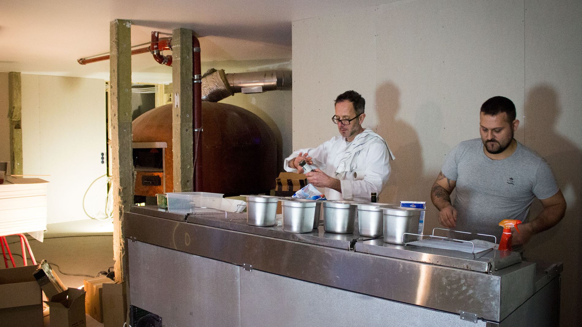 Edin Basic (t.v.) bistår Mano Pizza med oppstarten, mens Mauro Taparini blir kjøkkensjef på den nye restauranten. 