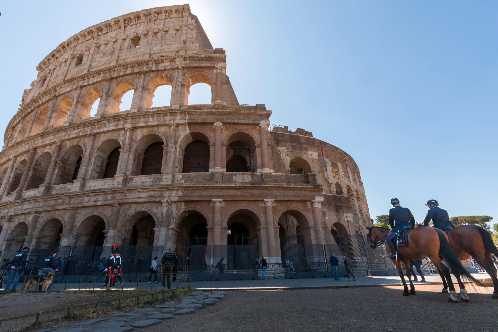 Mannen ble pågrepet av det paramilitære carabinieri-politiet i et parkeringsbygg i Roma. Dette er Colosseum, et gammelt amfiteater i Roma som ble påbegynt 72. e. Kr, og har ingenting med parkeringsbygget hvor spionsaken skjedde. 