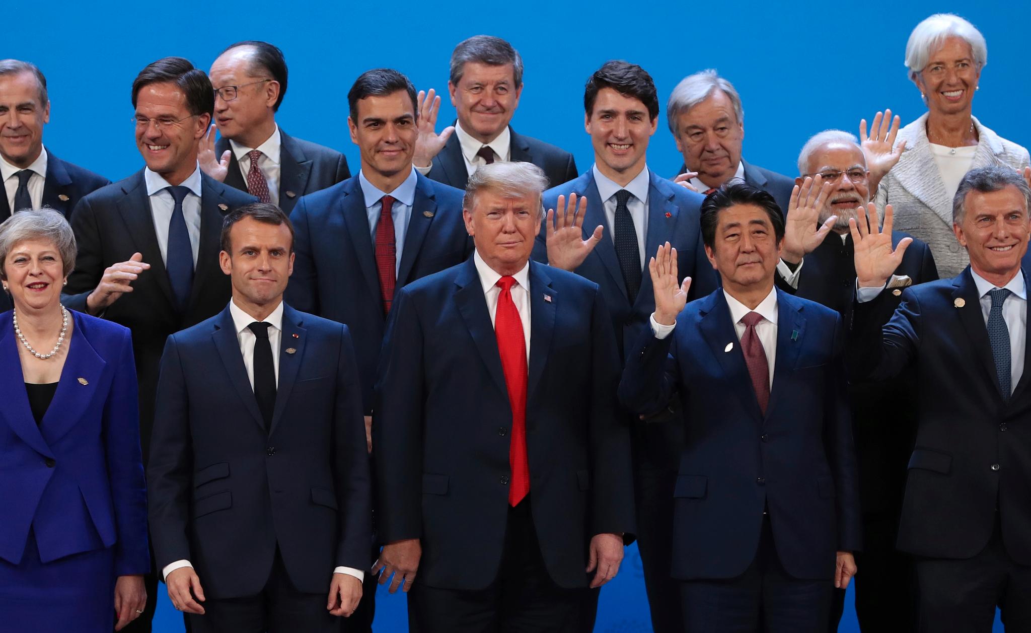 USAs president Donald Trump sammen med de øvrige verdenslederne på G-20 toppmøtet. Bak til høyre IMFs leder Christine Lagarde.