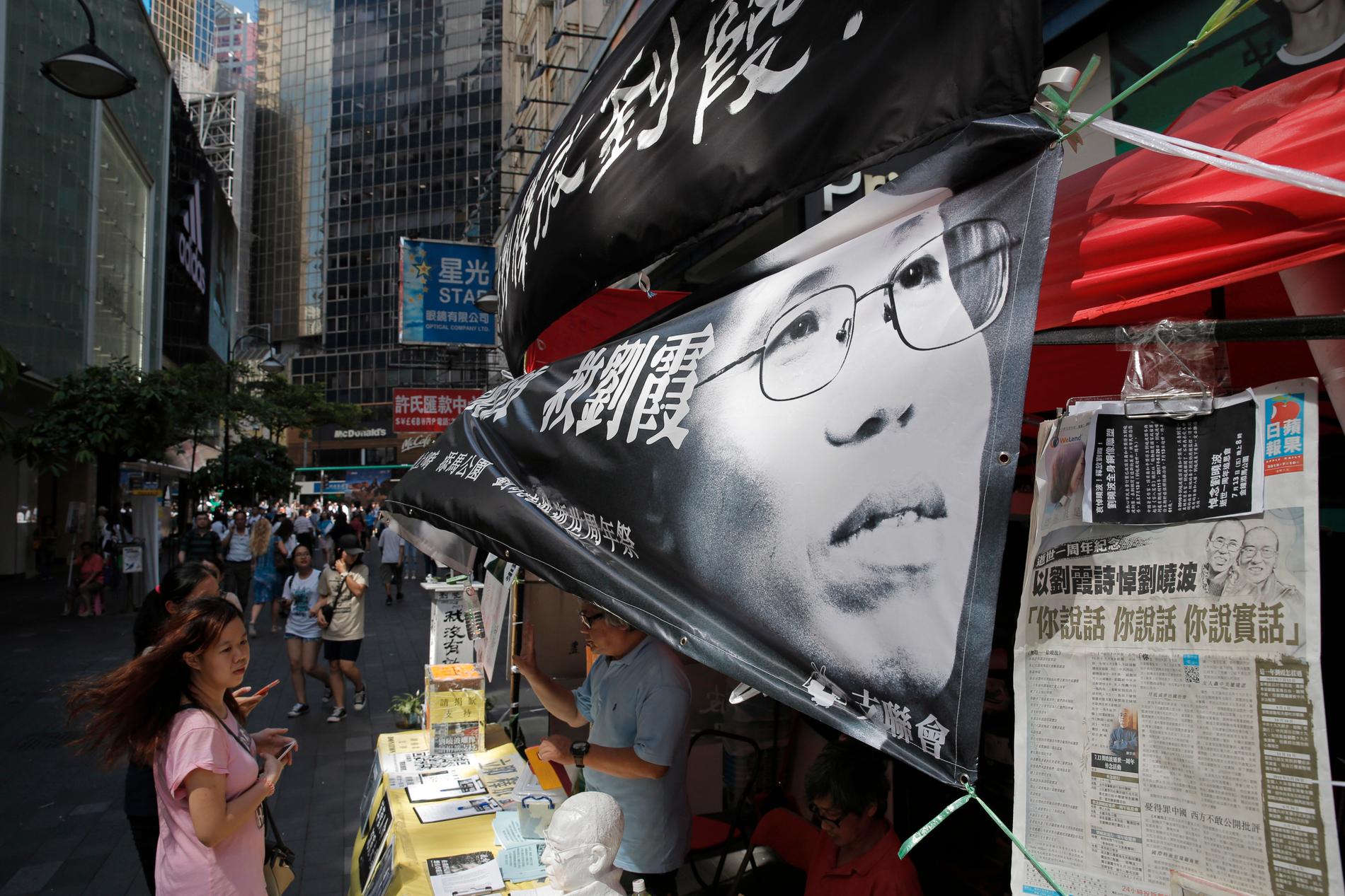I Hongkong har demokratiaktivister hatt en underskriftskampanje med krav om at Liu Xia slippes fri i Kina. Foto: Kin Cheung / AP / NTB scanpix