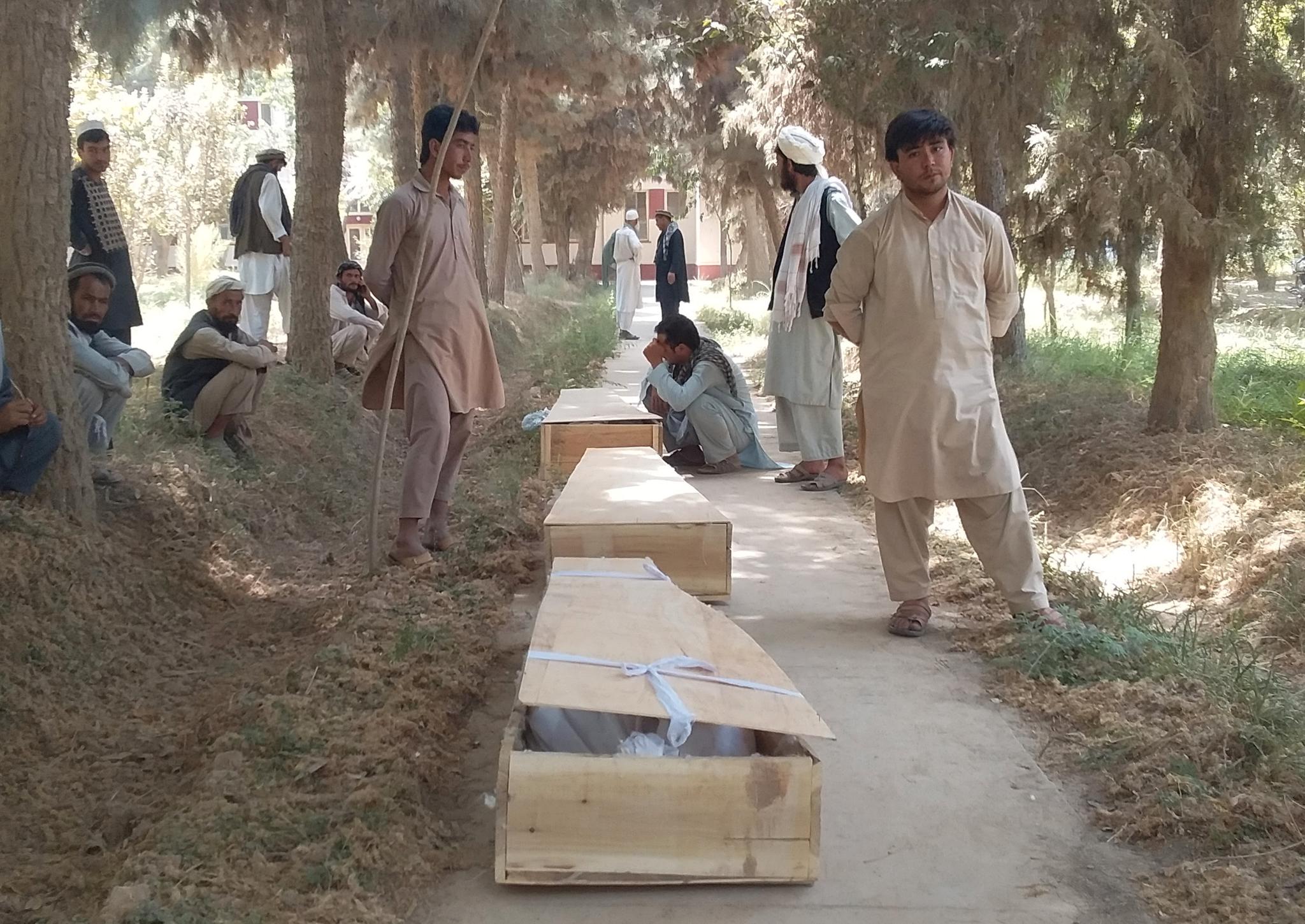 Slektninger sørger over politimenn som er blitt drept i et Taliban-angrep 15. august i år.
