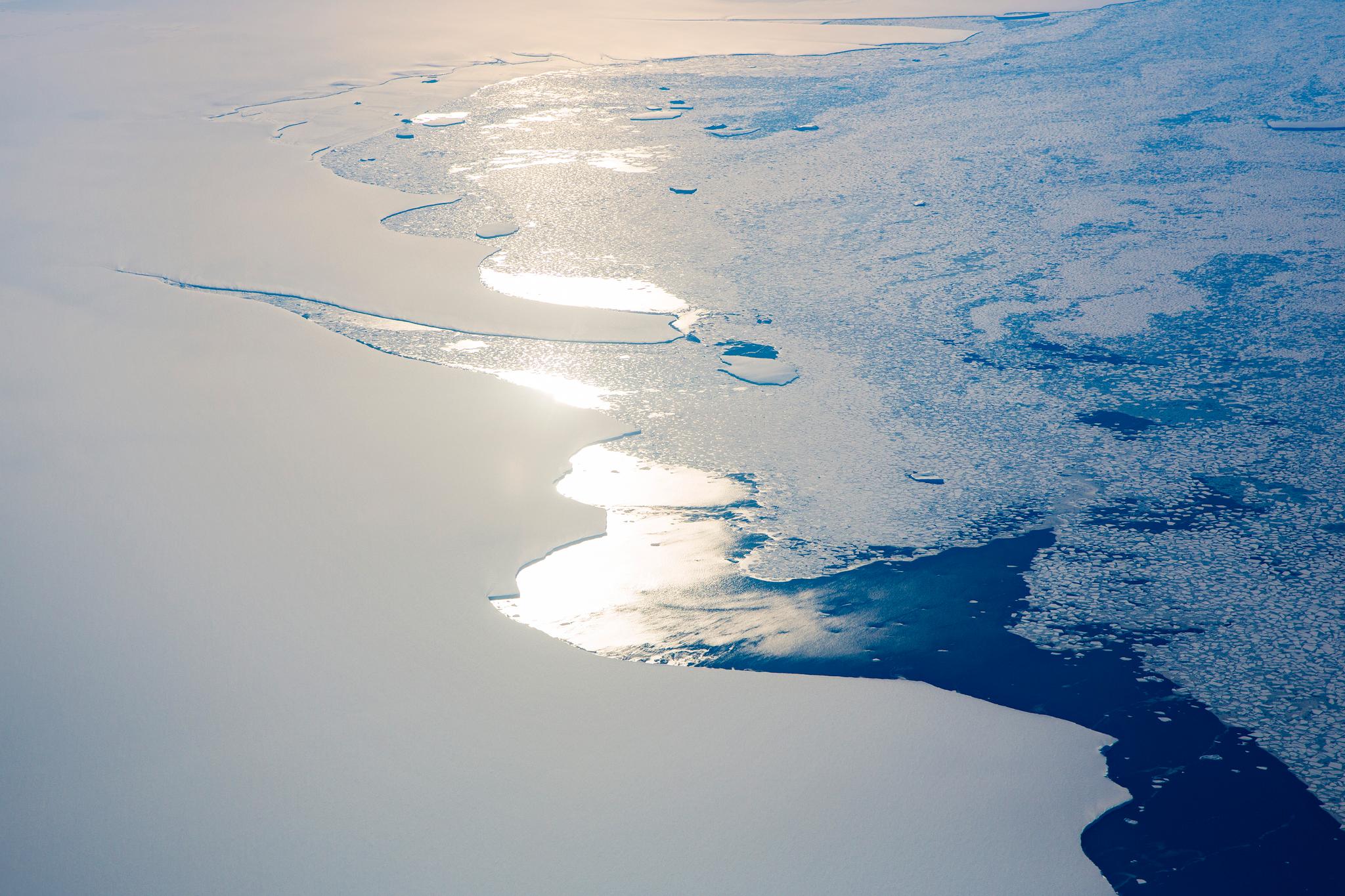 Iskanten markerer starten på det enorme området som er dekket av is i Antarktis. Nå åpner regjeringen for oljeboring i områder nær iskanten. 