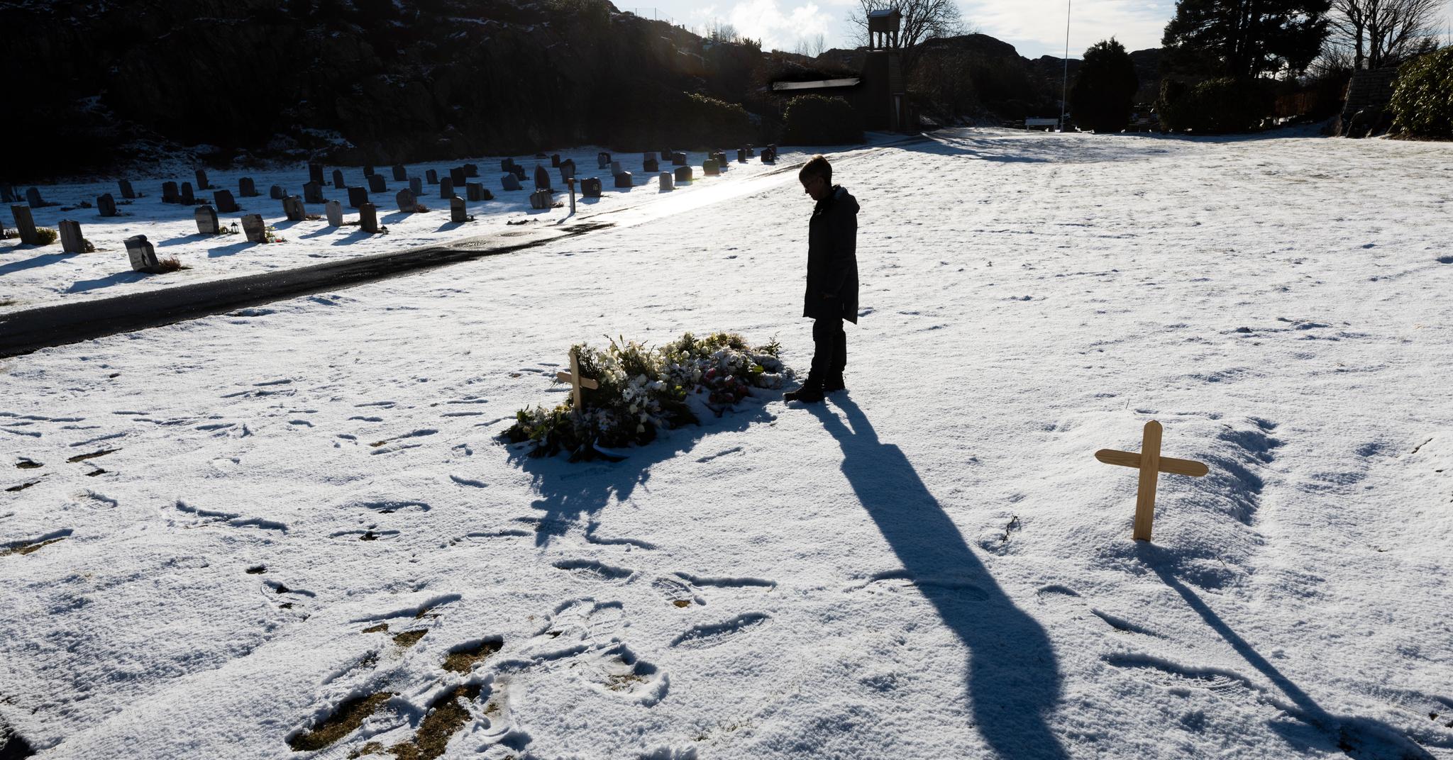 Enken besøker graven til mannen sin på en kirkegård utenfor Bergen. Det er bare to uker siden han døde.