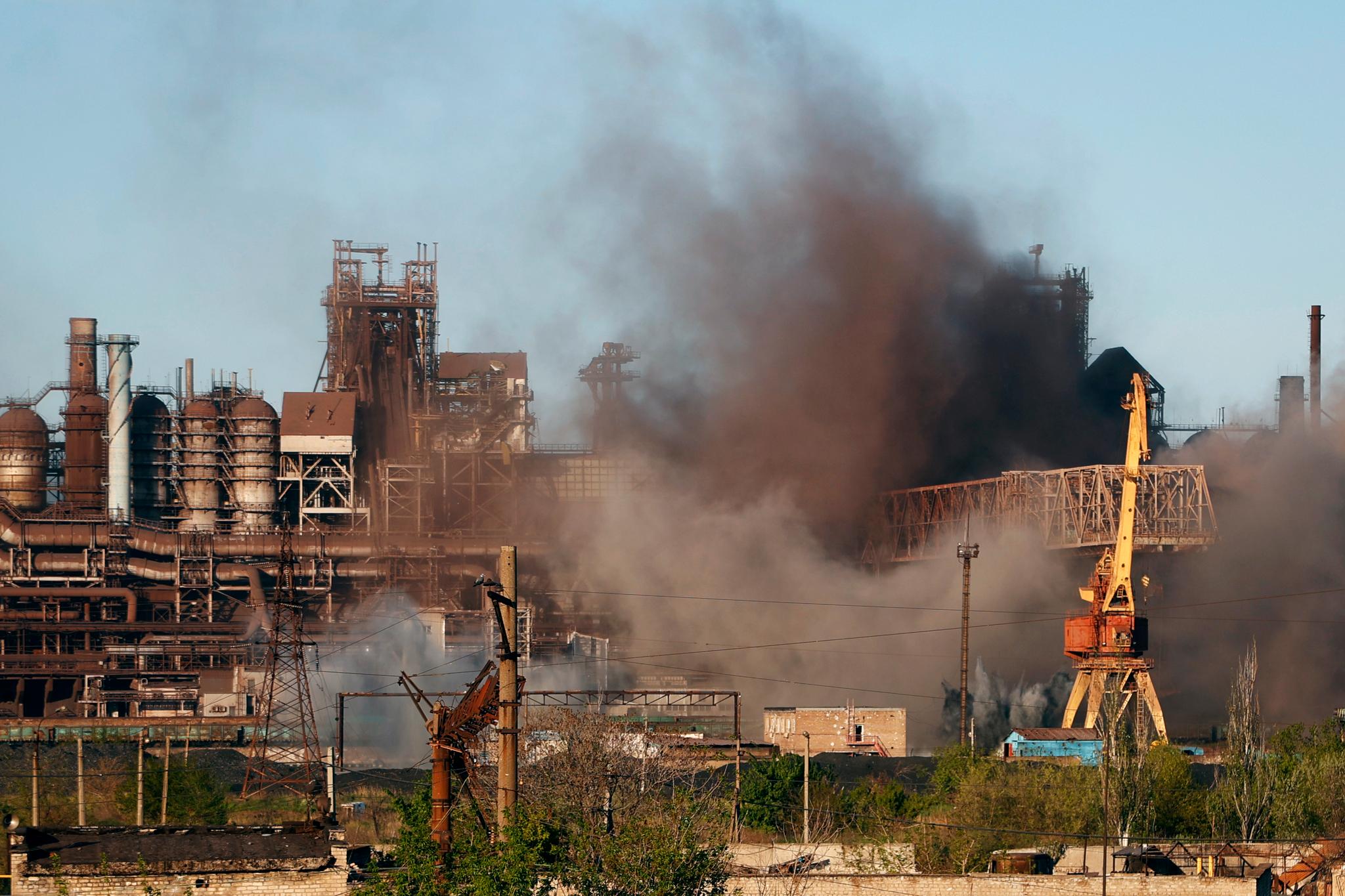 Røyk stiger opp fra Azovstal-stålverket i Mariupol. Bildet er tatt tidligere i måneden. 