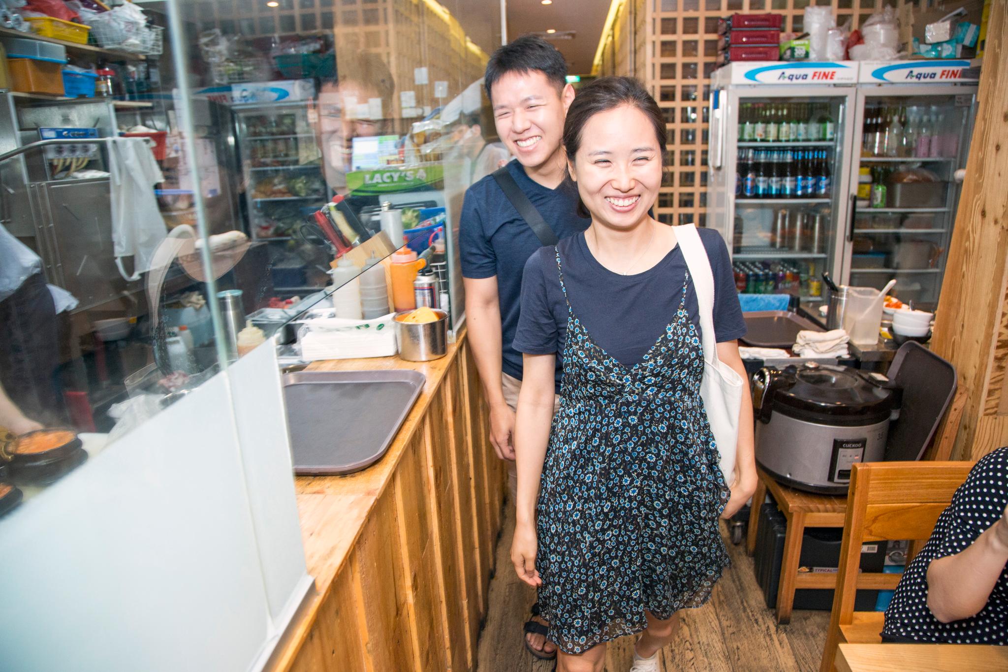 Ekteparet Alex Kang og Keun Yeh Youk bor på den andre siden av byen. Men de kommer ofte innom restauranten O. BBa Jjajang i Singapores koreanske nabolag for å spise.