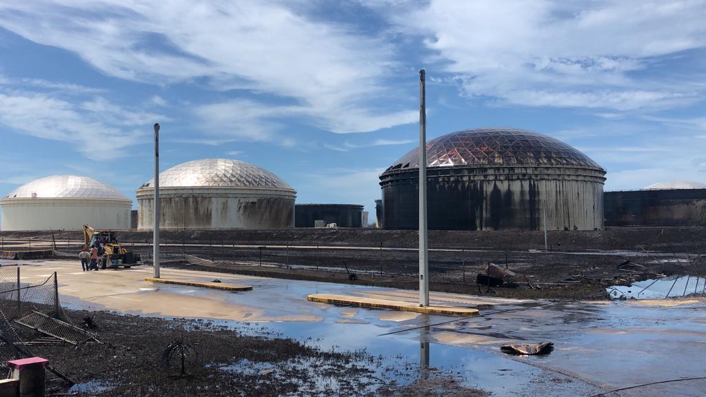 Oljen har rent ut av tankene på Equinor-anlegget på Grand Bahamas Island, også de der lokket fortsatt sitter på.
