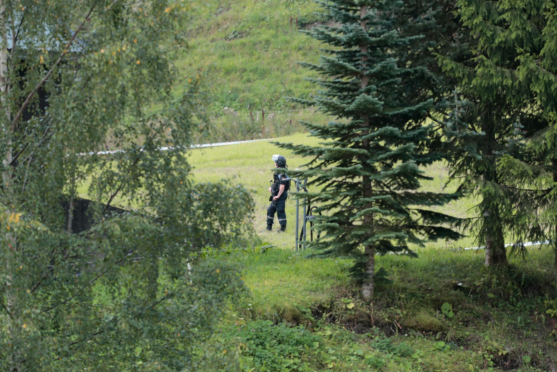 Flere væpnede politipatruljer rykket ut til Feiring i Eidsvoll. Politiet var lenge sparsommelige med opplysninger om saken. Senere opplyser de at det er startet drapsetterforskning, og en person er pågrepet.
Foto: Lise Åserud / NTB scanpix