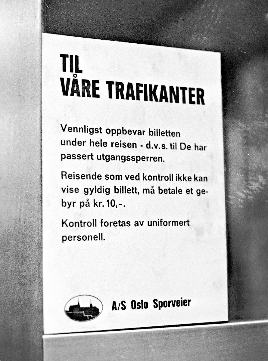 I 1973 kostet det 10 kroner å bli tatt i sniking i Oslos kollektivtrafiikk. Omregnet til dagens verdi er det ca. 60 kroner. Men foreløpig var det en kun en trussel. Oslo Sporveier hadde ikke iverksatt noen omfattende billettkontroller i selskapets busser og trikker, skrev Aftenposten i -73. 