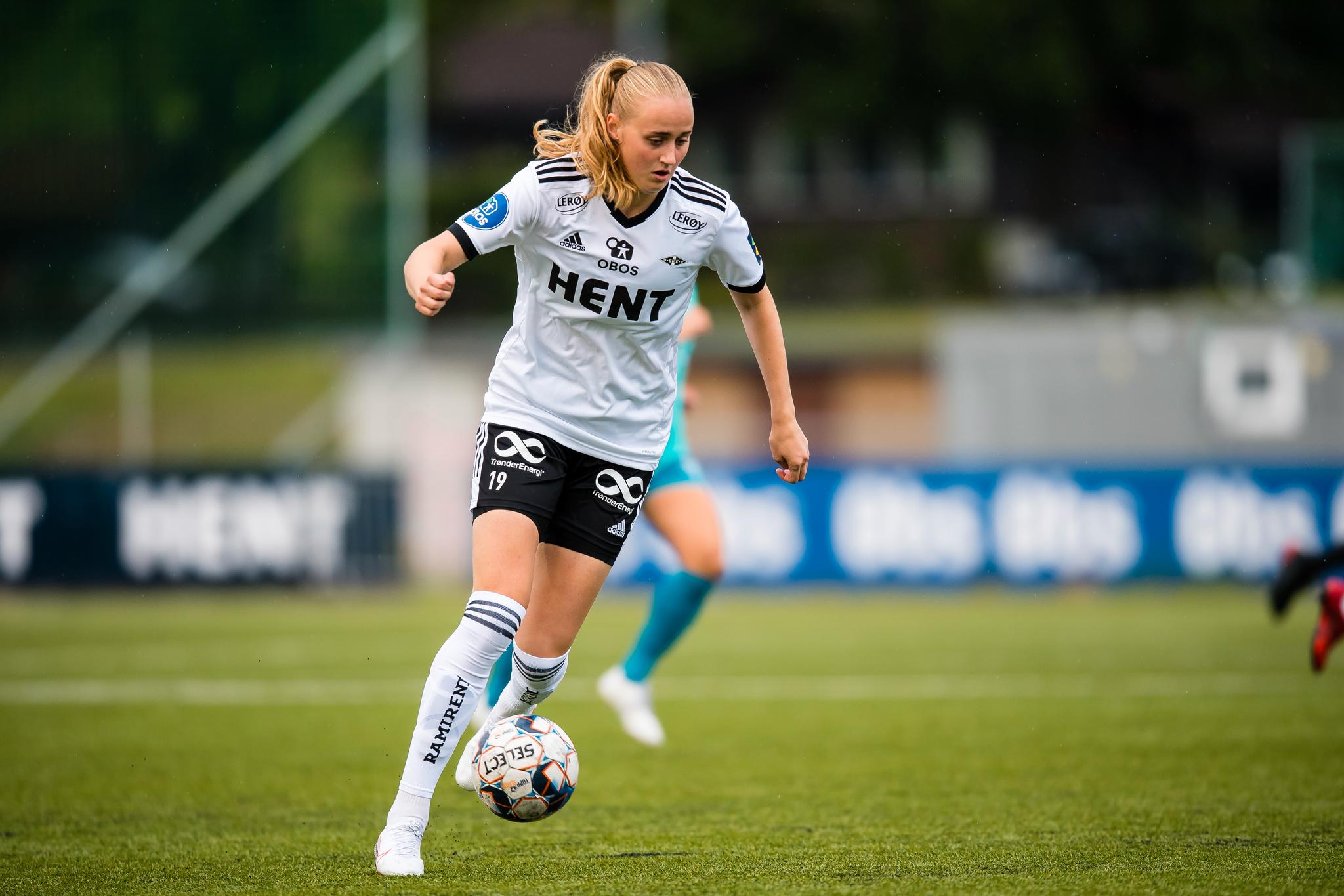 Emilie Bragstads spill i Rosenborg blir lagt merke til av landslagsledelsen. Hun ble også tatt ut i høst, men måtte da melde forfall med skade.