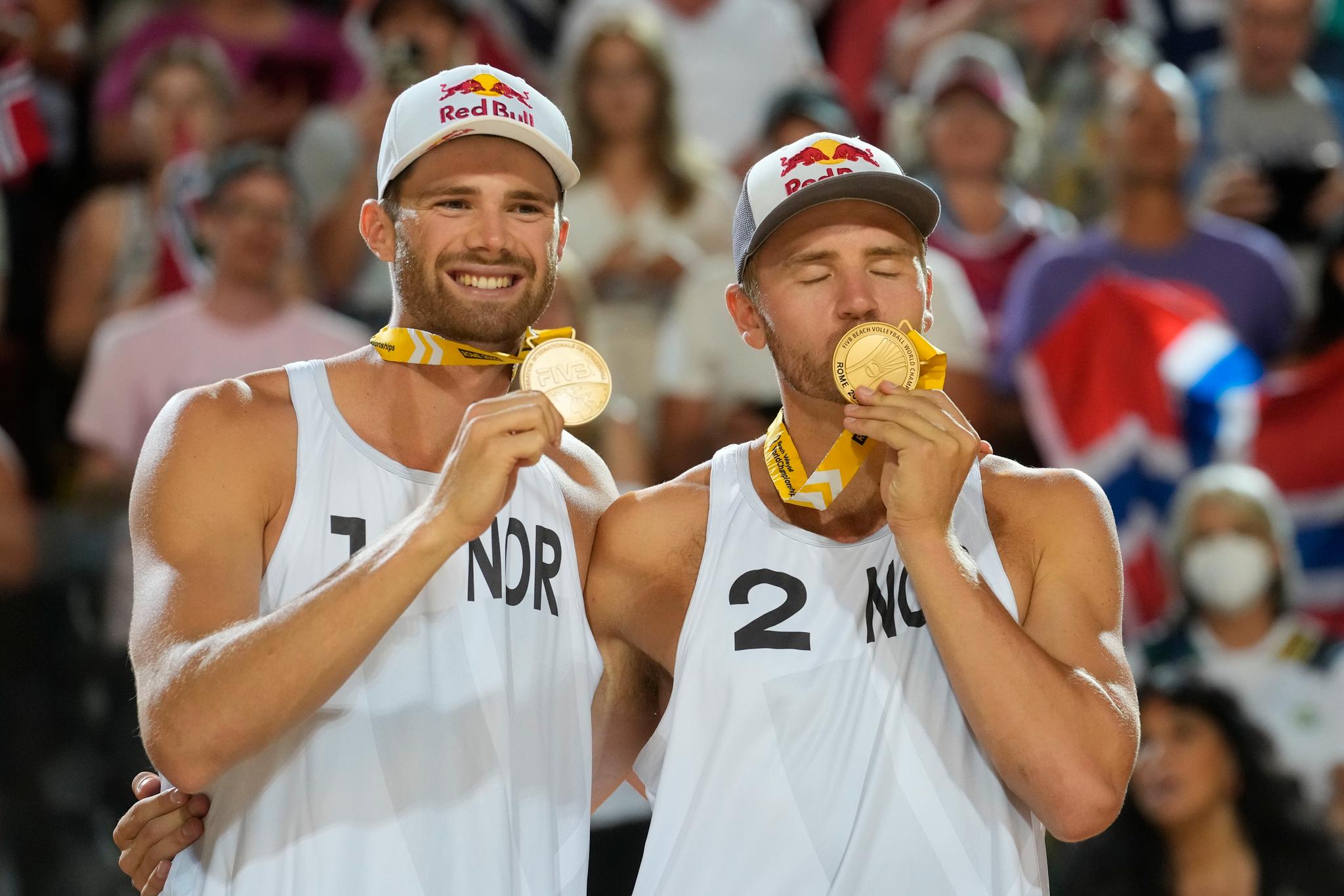 GULLKYSSET: Christian Sørum (høyre) kunne gi gullmedaljen et godt smask etter søndagens finale. 
