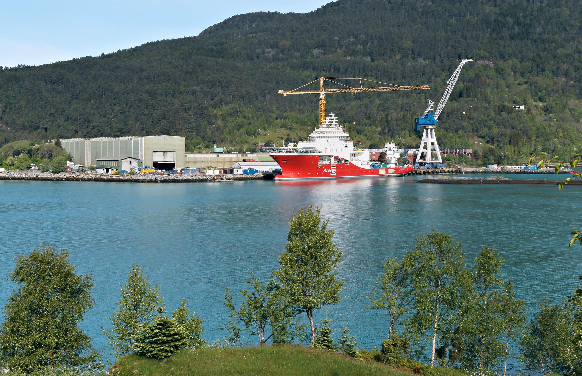 REISEPENGAR: Verftet Havyard Ship Technology i Leirvik i Sunnfjord var eit av åtte verft som gjekk til sak mot staten om lønsvilkår for utanlandske gjestearbeidarar i 2013. No har dei fått delvis medhald, noko som har kasta bensin på Nei-til-EØS bålet i LO, skriv BT-kommentator Hans K. Mjelva.