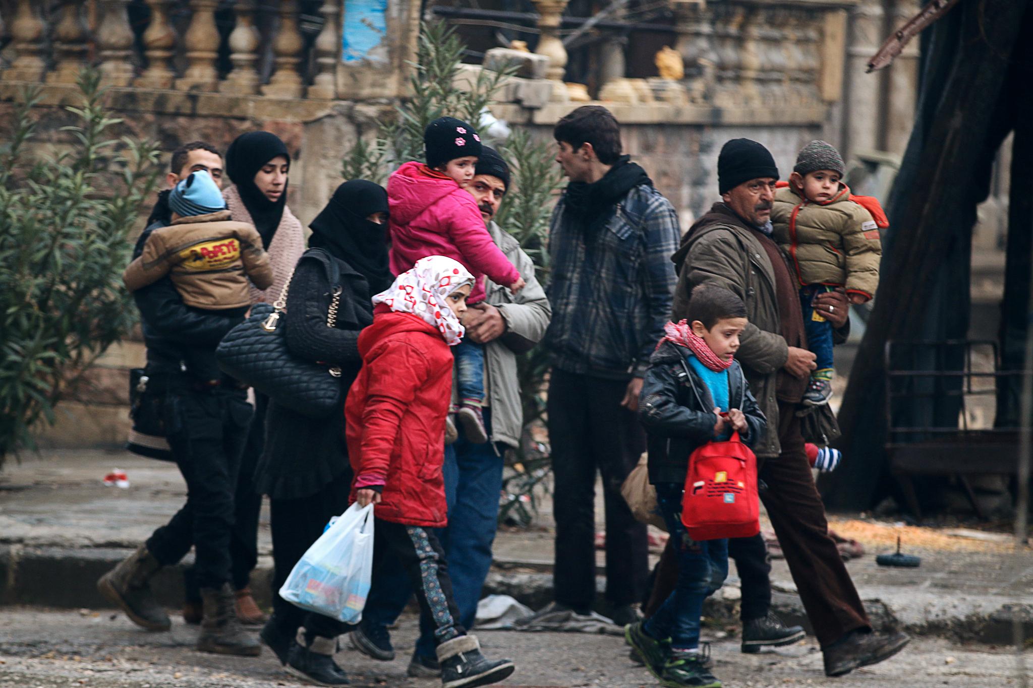 Sivile rømte dypere inn i de resterende opprørskontrollerte områdene i Aleppo tirsdag.
