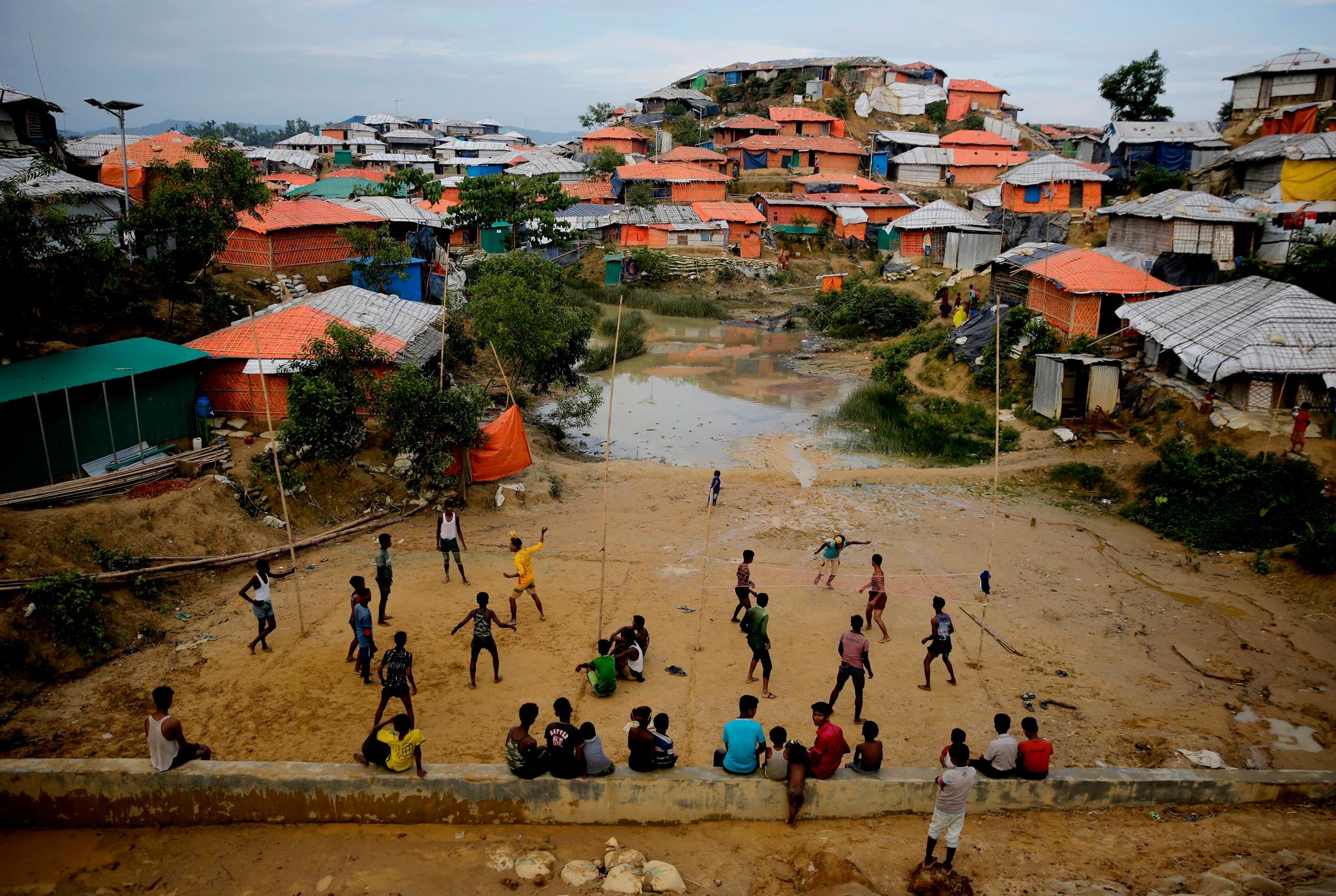 Rohingya-flyktninger leker i Balukhali-leiren i Bangladesh. Bildet ble tatt i fjor, om lag ett år etter at masseflukten fra Myanmar startet.