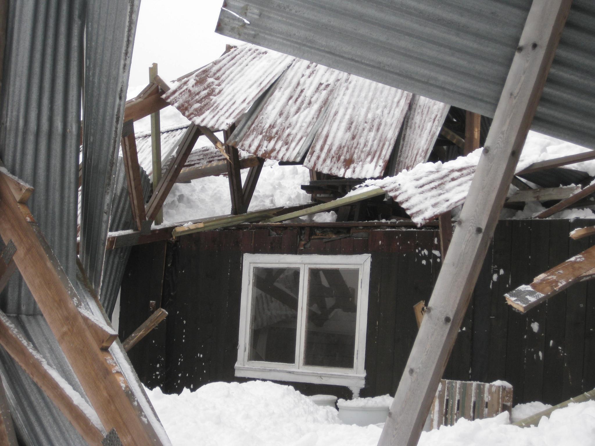 STORE KONSEKVENSER: Konsekvensene av å la være å måke snø fra tak kan bli store både for mennesker og hus. 