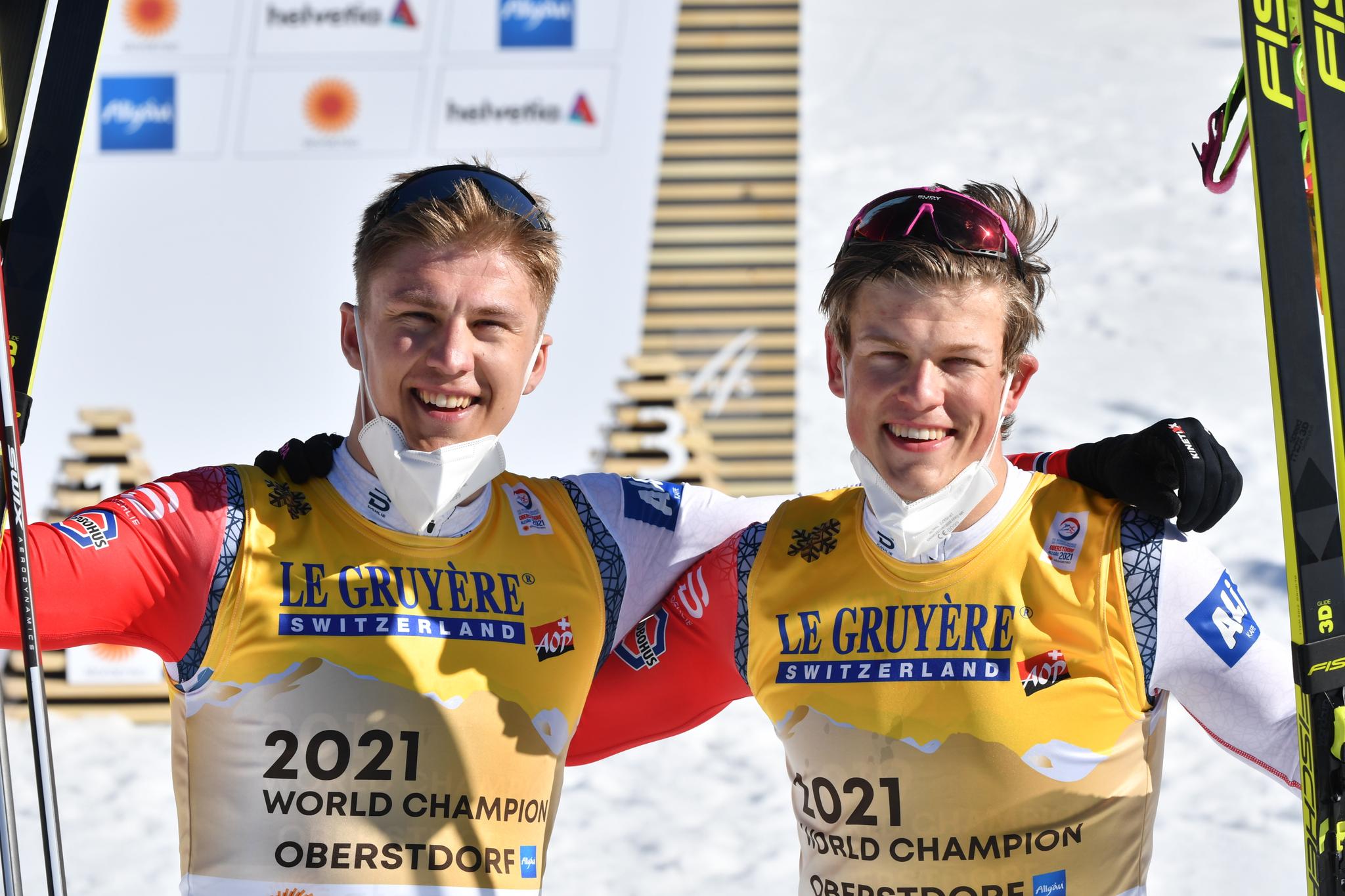 GULLGUTTER: Erik Valnes gikk den første etappen og Klæbo den andre da Norge vant lagsprinten.
