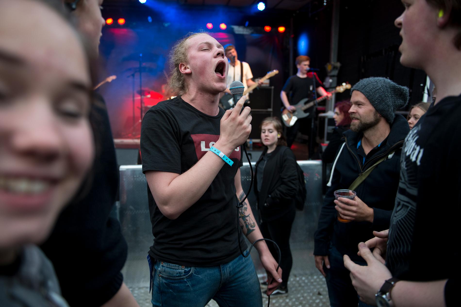 Bandet LÜT under Mablis-festivalen i Vålandskogen i fjor. Vokalist Markus Danielsen Danjord sang like godt sammen med publikum. 