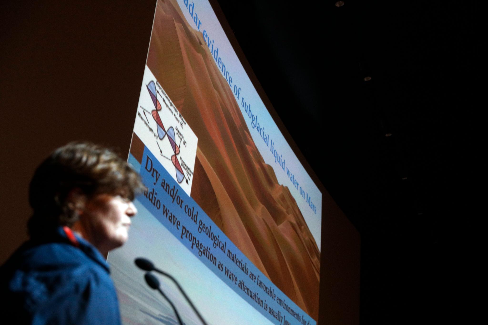 Den italienske astrofysikeren Elena Pettinelli under en pressekonferanse der Mars-studien ble presentert på det italienske romfartsorganets hovedkvarter i Roma onsdag. Foto: Gregorio Borgia / AP / NTB scanpix