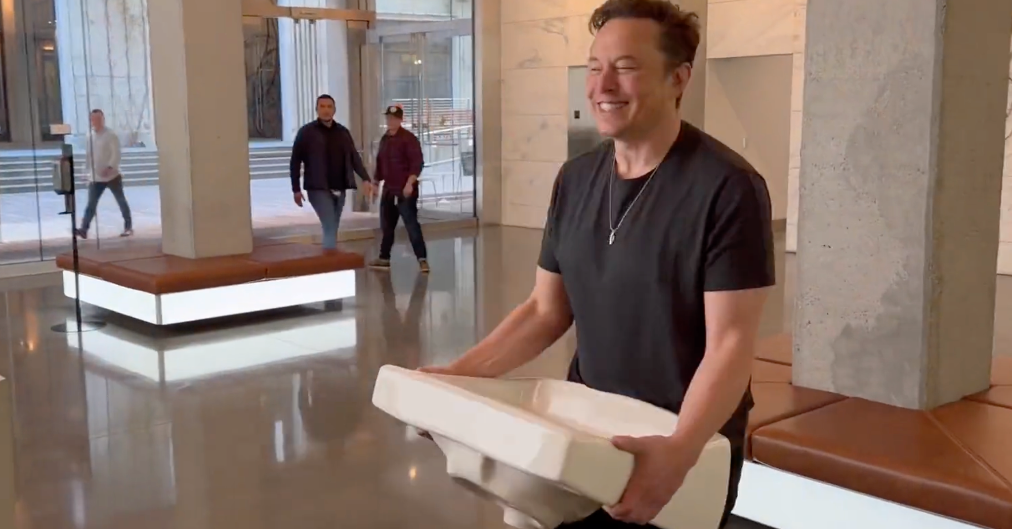 Elon Musk kom til Twitter med en vask.