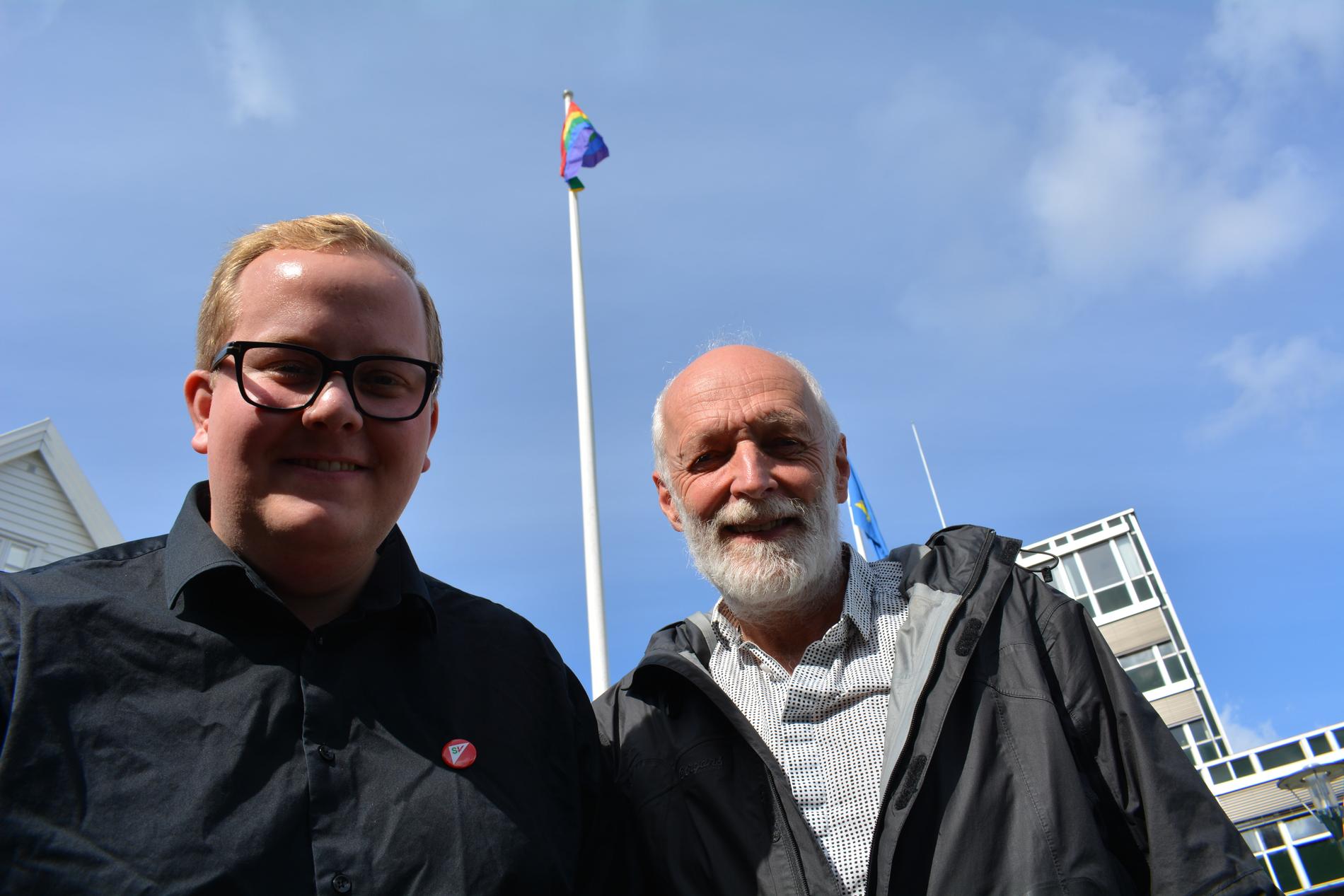 Eirik Faret Sakariassen (SV) og Torfinn Ingeborgrud (MDG) poserer stolt foran regnbueflaggene foran Rådhuset i Stavanger. - På tide, sier de.