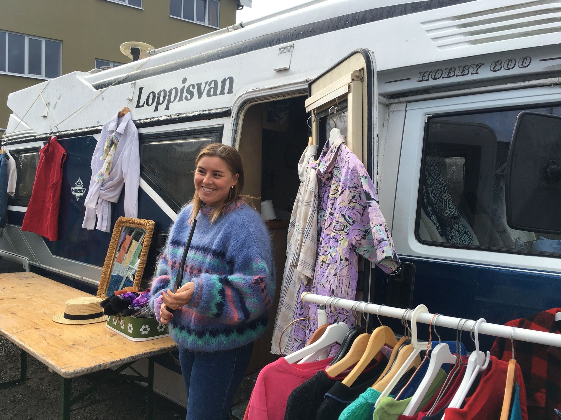 Stine Nærland Vastveit fra Finnøy drar Norge rundt i sitt mobile hjem. Fra bobilen «Loppisvan» driver hun også en butikk som selger gjenbruksklær. Bildet er fra festivalen Trevarefest i Henningsvær for to uker siden. 