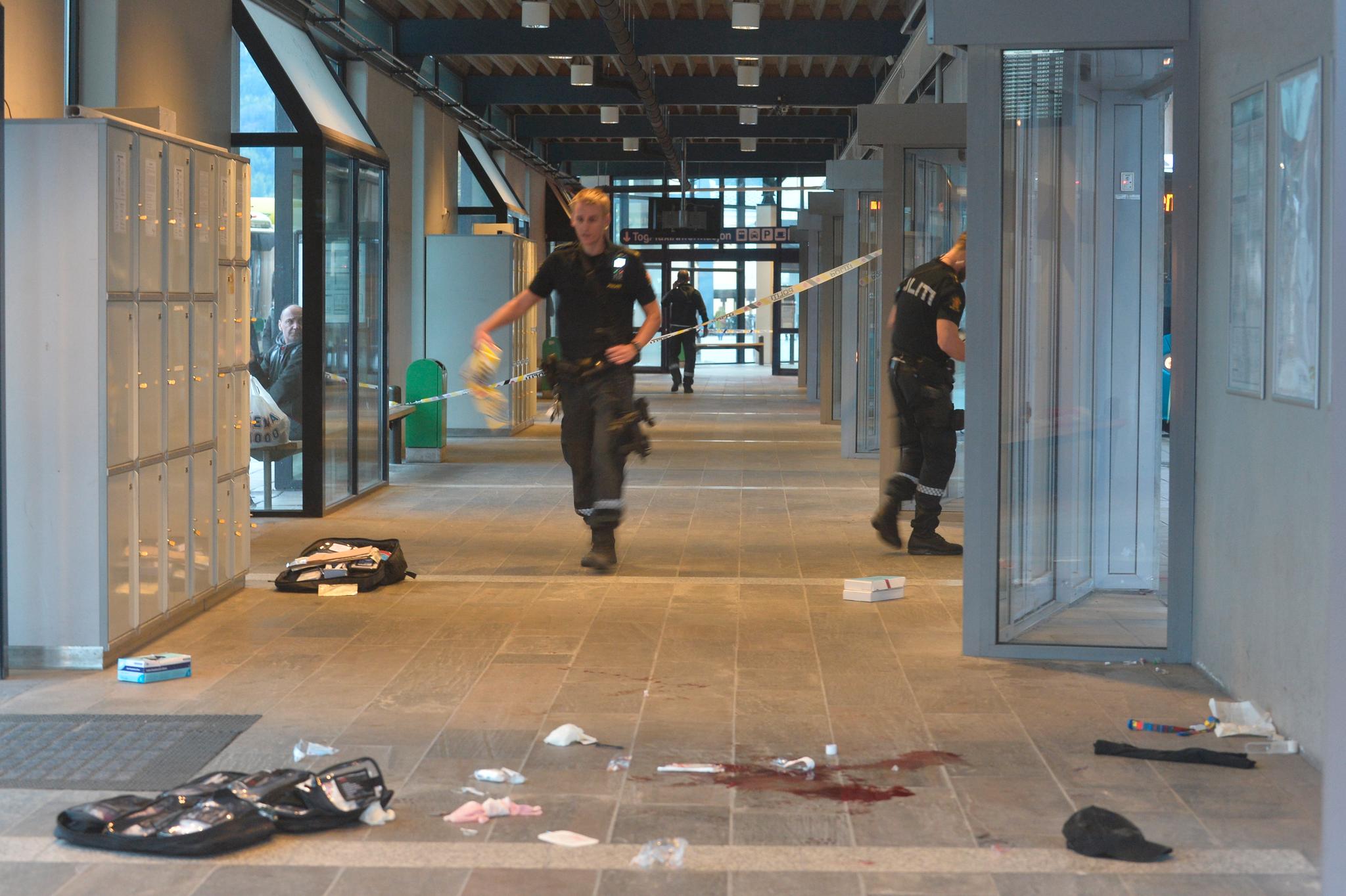 Nødetatene på plass ved sentralstasjonen i Trondheim der en mistenkt gjerningsmann ble skutt i beinet under pågripelsen. 