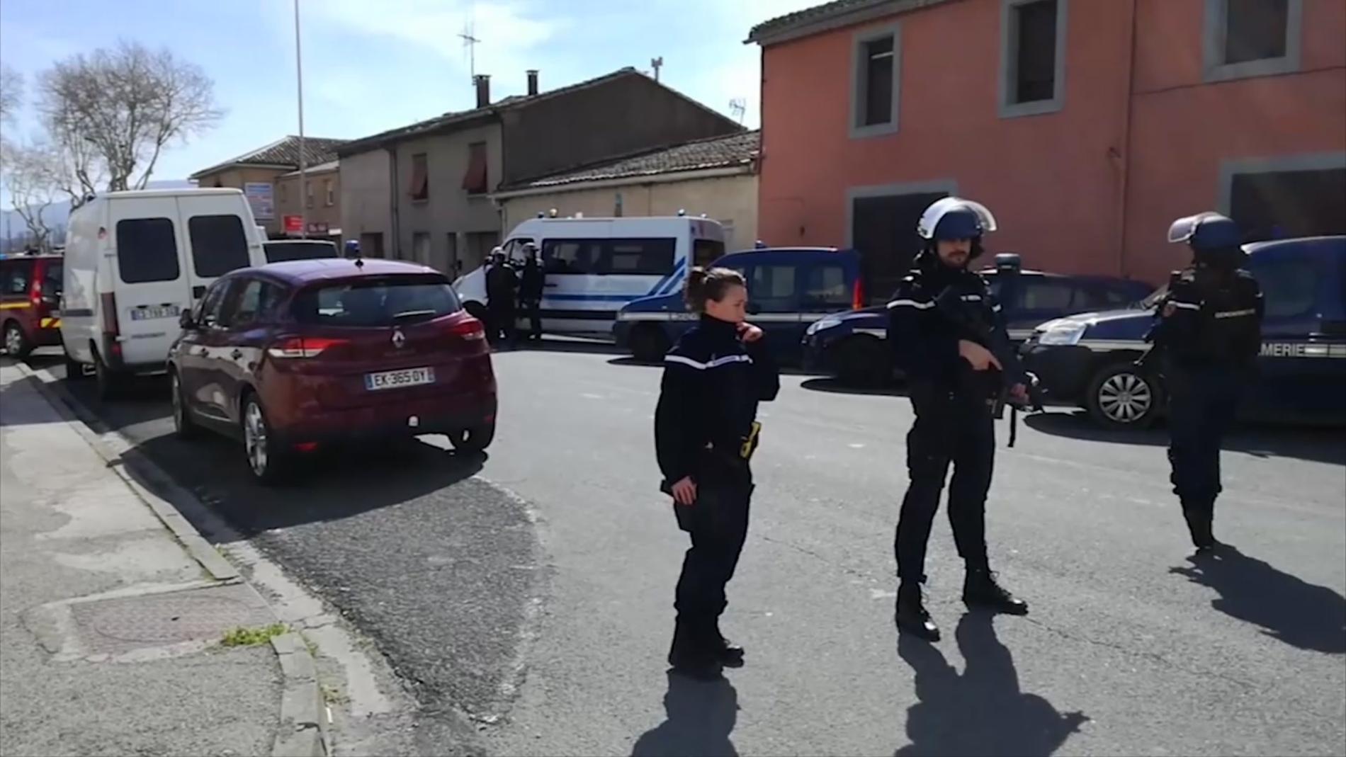 TERRORALARM: Politifolk i Trèbes i Sør-Frankrike fredag.