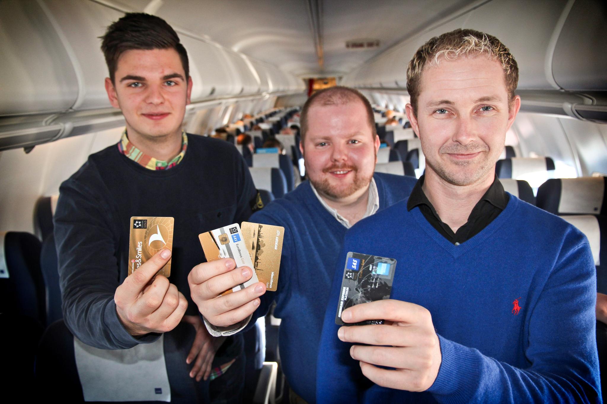 Bonus-guttene om bord på flyet til Barcelona, fra venstre Eirik Tuverud Kamphus, Thomas Lone og Tore Dyrseth. Eirik samler poeng til gullkort hos det greske flyselskapet Aegean, det er raskest å oppnå.