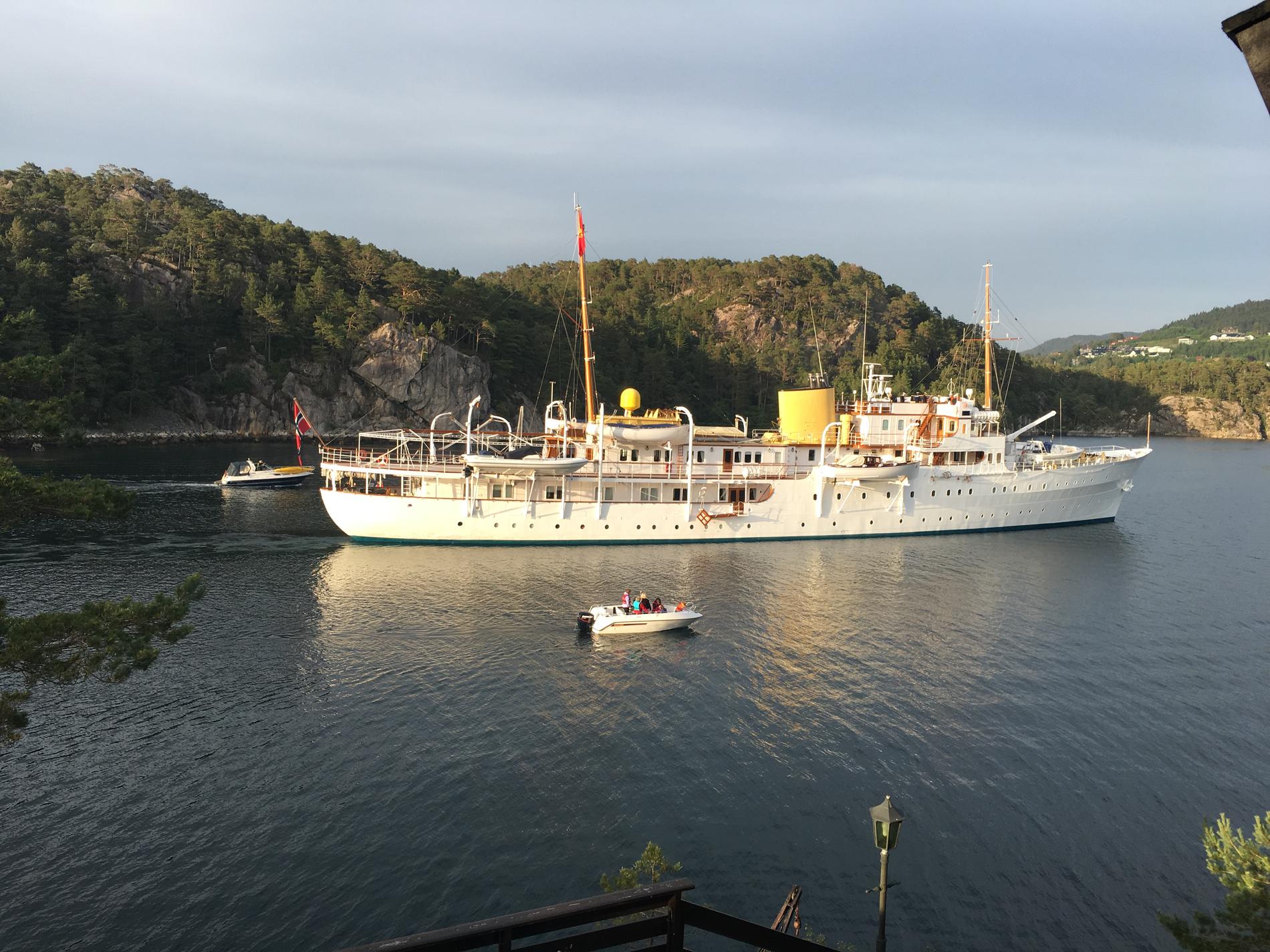 DRAR SØROVER: Lørdag kveld dro kongeskipet sørover etter besøket i Bergen. Her passerer det Dragsneset i Lysefjorden, med Lysøen i bakgrunnen.