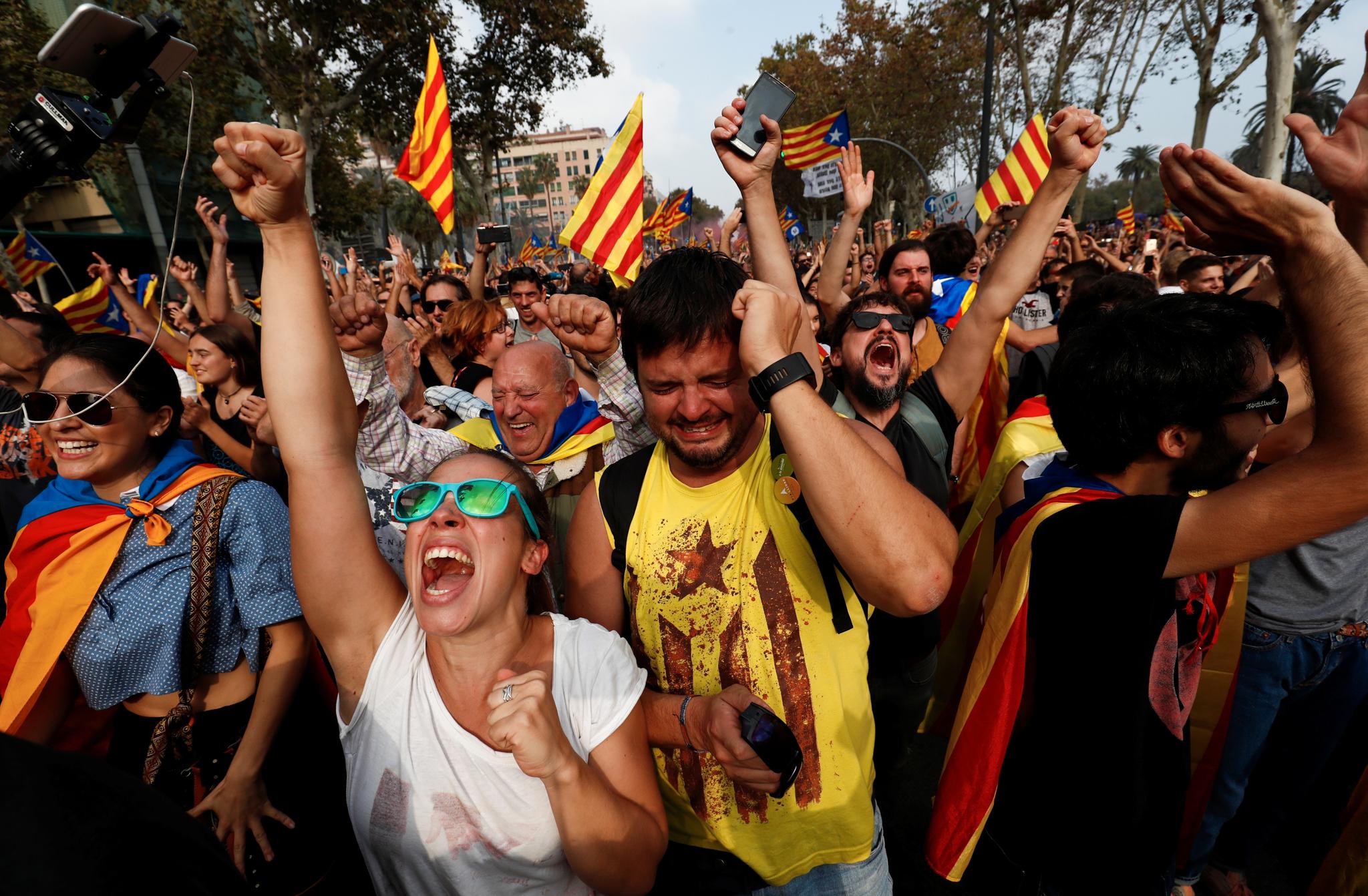 Folk tok til gatene i Barcelona for å feire fredag, etter at de katalanske folkevalgte vedtok å erklære løsrivelse fra Spania. 
