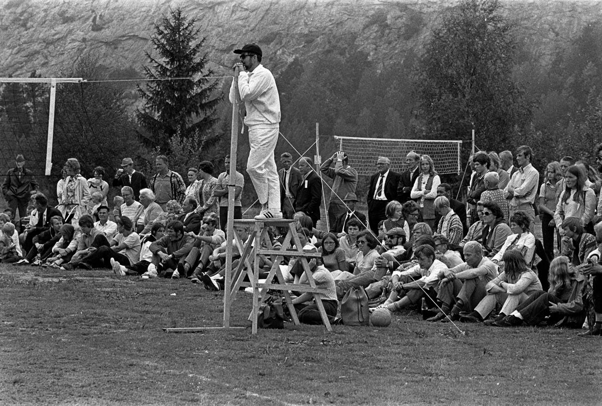I starten ble NM arrangert utendørs. Slik så det ut like før kampstart i Åmli, Aust-Agder, i 1971.