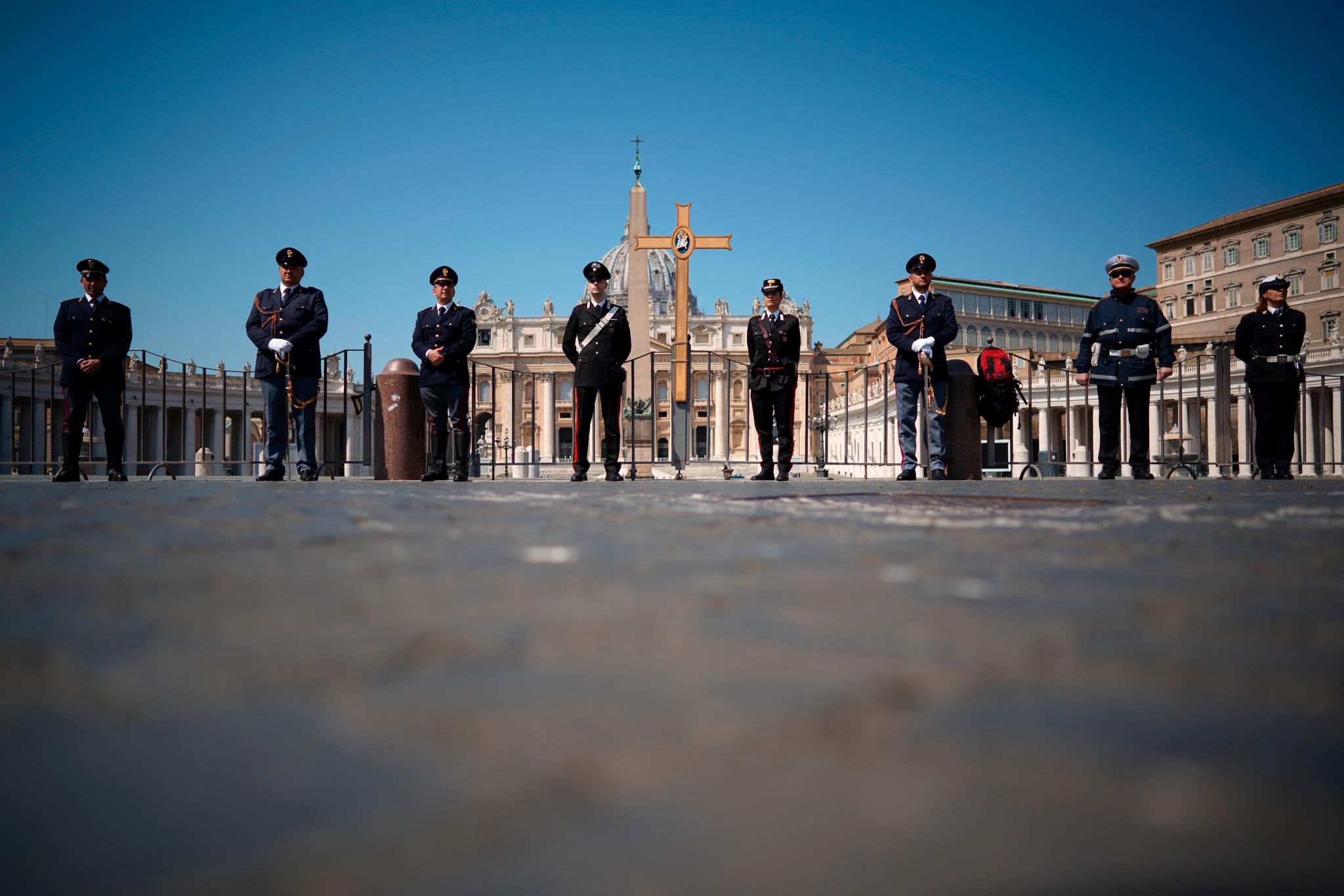 Italienske politivakter på plass på den tomme Petersplassen i Roma også første påskedag. 