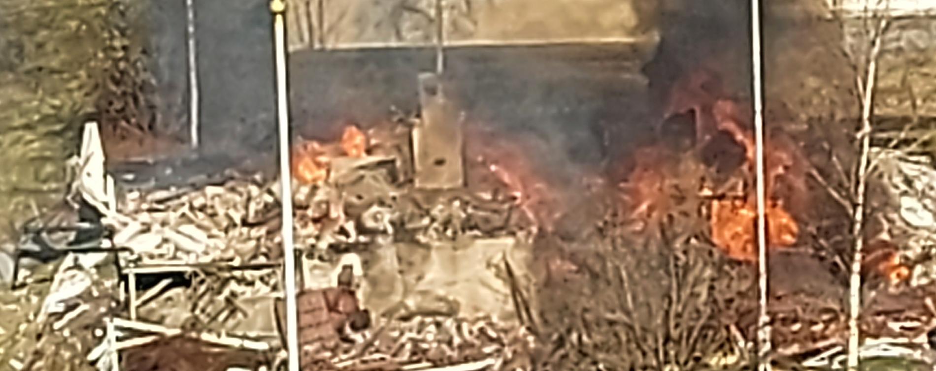 Naboer forteller at huset begynte å brenne etter eksplosjonen.
