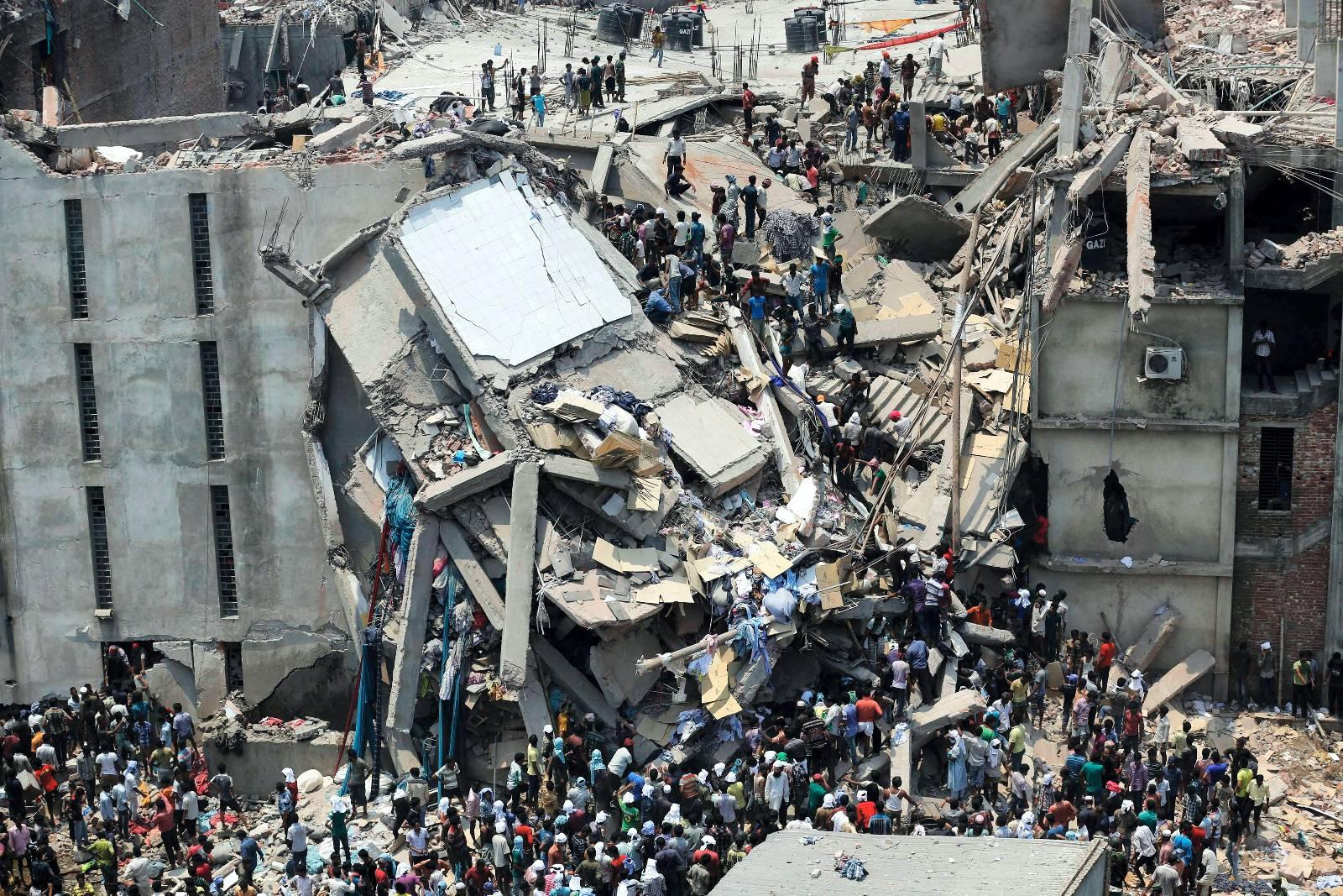 I dagene før fabrikkbygningen Rana Plaza kollapset i april, protesterte tekstilarbeiderne mot de dype sprekkene i veggene. De fikk klar beskjed om å komme seg på jobb likevel, og da det nietasjes høye bygget raste sammen ble 3000 mennesker fanget i ruinene. 1125 mennesker mistet livet.