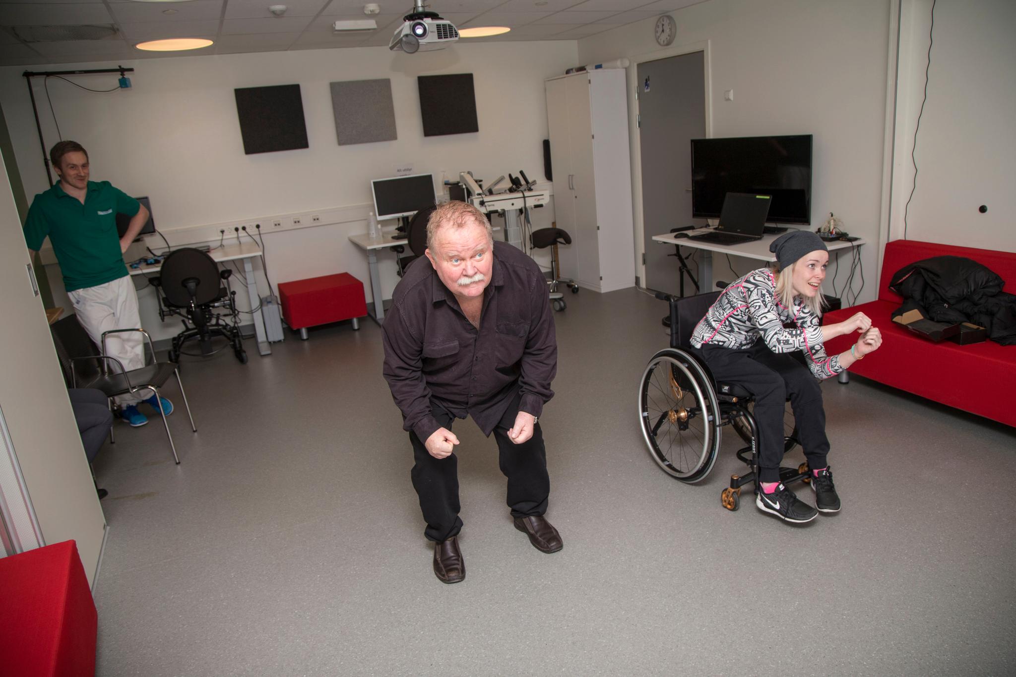 Karl Grimnes og Cecilie Høgtorp har stor glede av å bruke dataspill i opptreningen på Sunnaas sykehus. Begge bruker mye tid sammen med spesialergoterapeut og prosjektleder Truls Sveløkken Johansen i det virutuelle laboratoriet på Sunnaas.