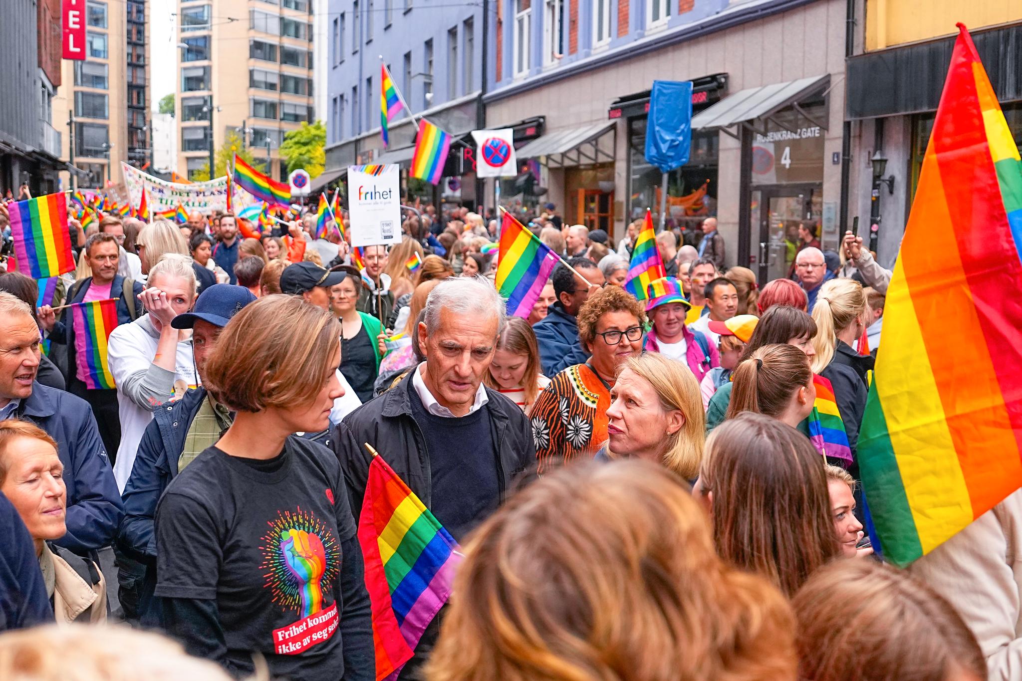 Her er Olaug Bollestad i Pride-toget i fjor, sammen med blant andre Anette Trettebergstuen, Jonas Gahr Støre og Anniken Huitfeldt.