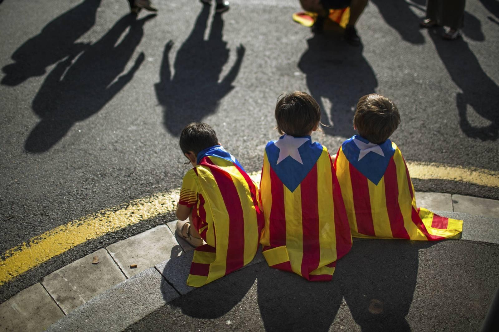 I hele høst har det vært markeringer til støtte for katalansk løsrivelse. Disse guttene er kled i flagget til separatistbevegelsen. Men det er høyst uklart om det blir noen folkeavstemning for katalanerne. 