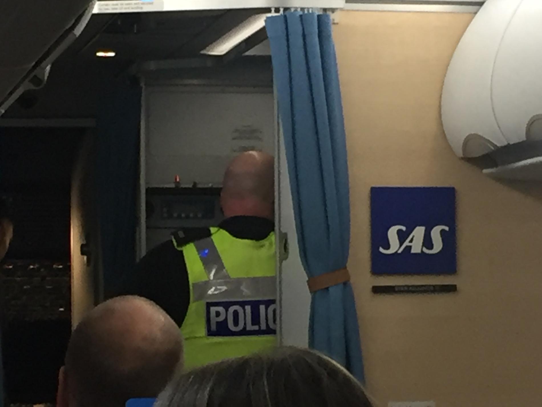 Politiet kom inn på flyet mens det sto på flyplassen i Liverpool før avgang til Manchester torsdag kveld. 