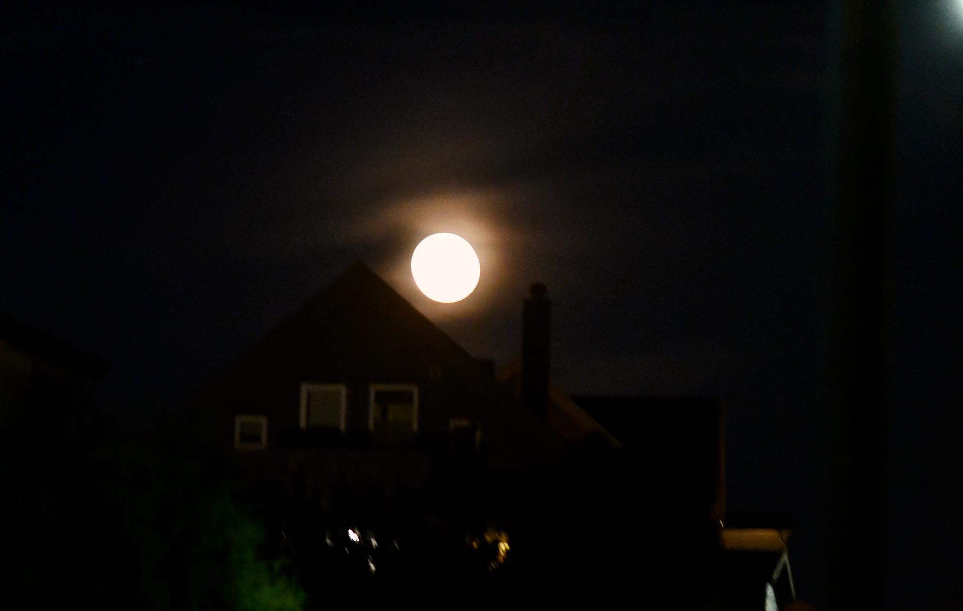 Slik var månen sett fra Grøden klokken 05.10 torsdag morgen. 