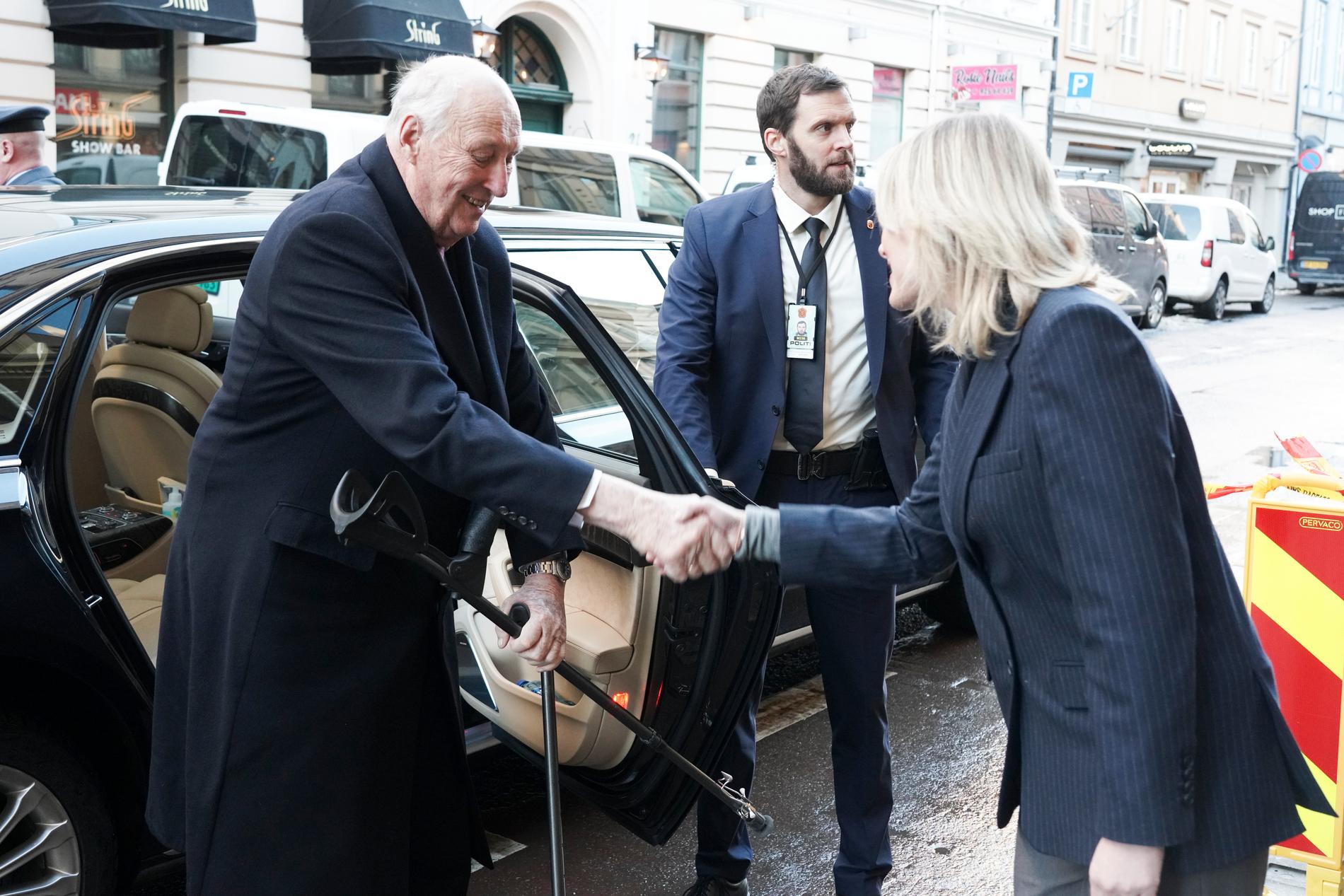 Oslo-ordfører Anne Lindboe ønsket kong Harald velkommen til Pressens hus tirsdag formiddag. 