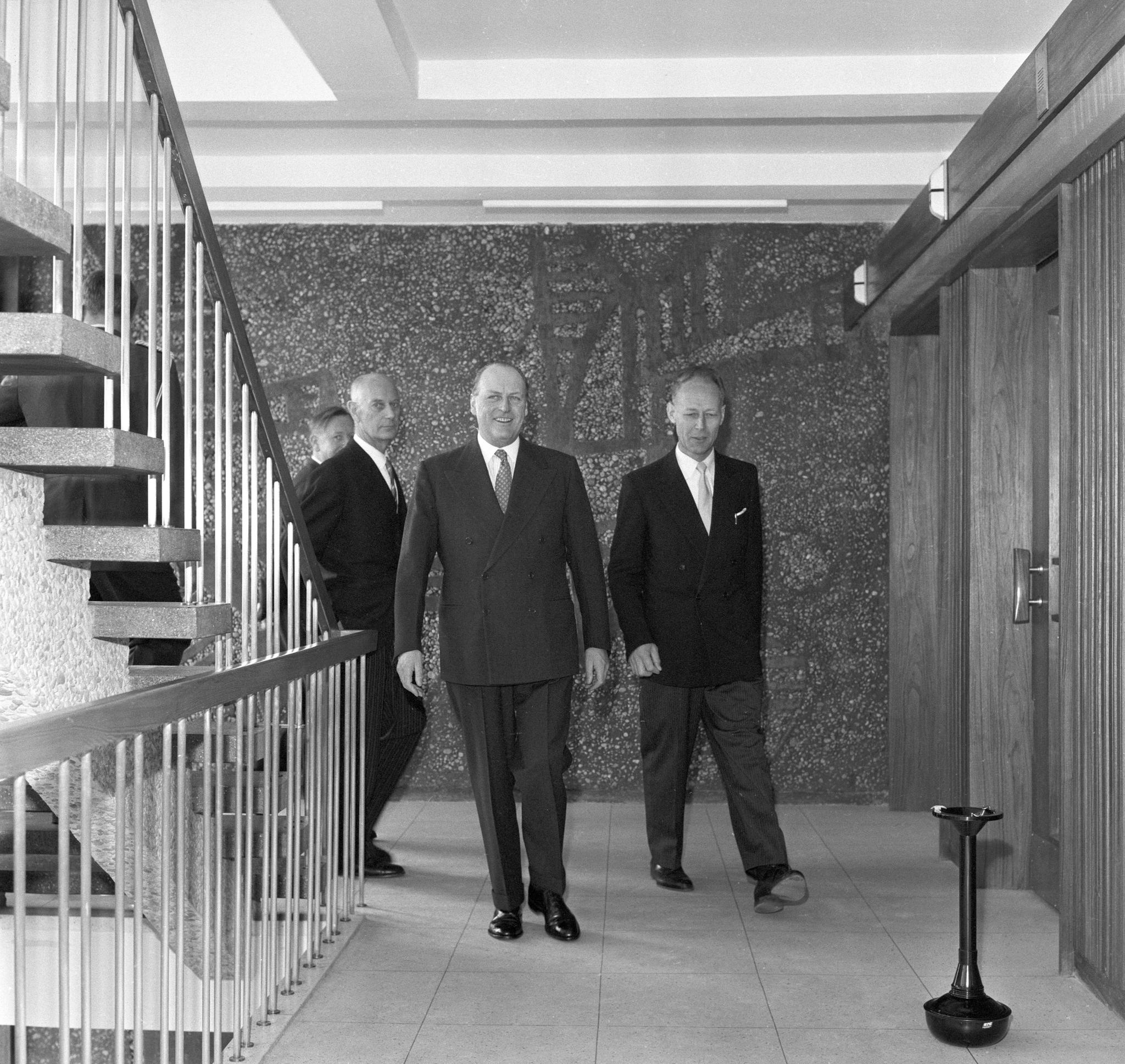Kong Olav V besøker det nye Regjeringsbygget i 1959. Her sammen med daværende statsminister Einar Gerhardsen (t.v.) og justisminister Jens Haugland t.h. 