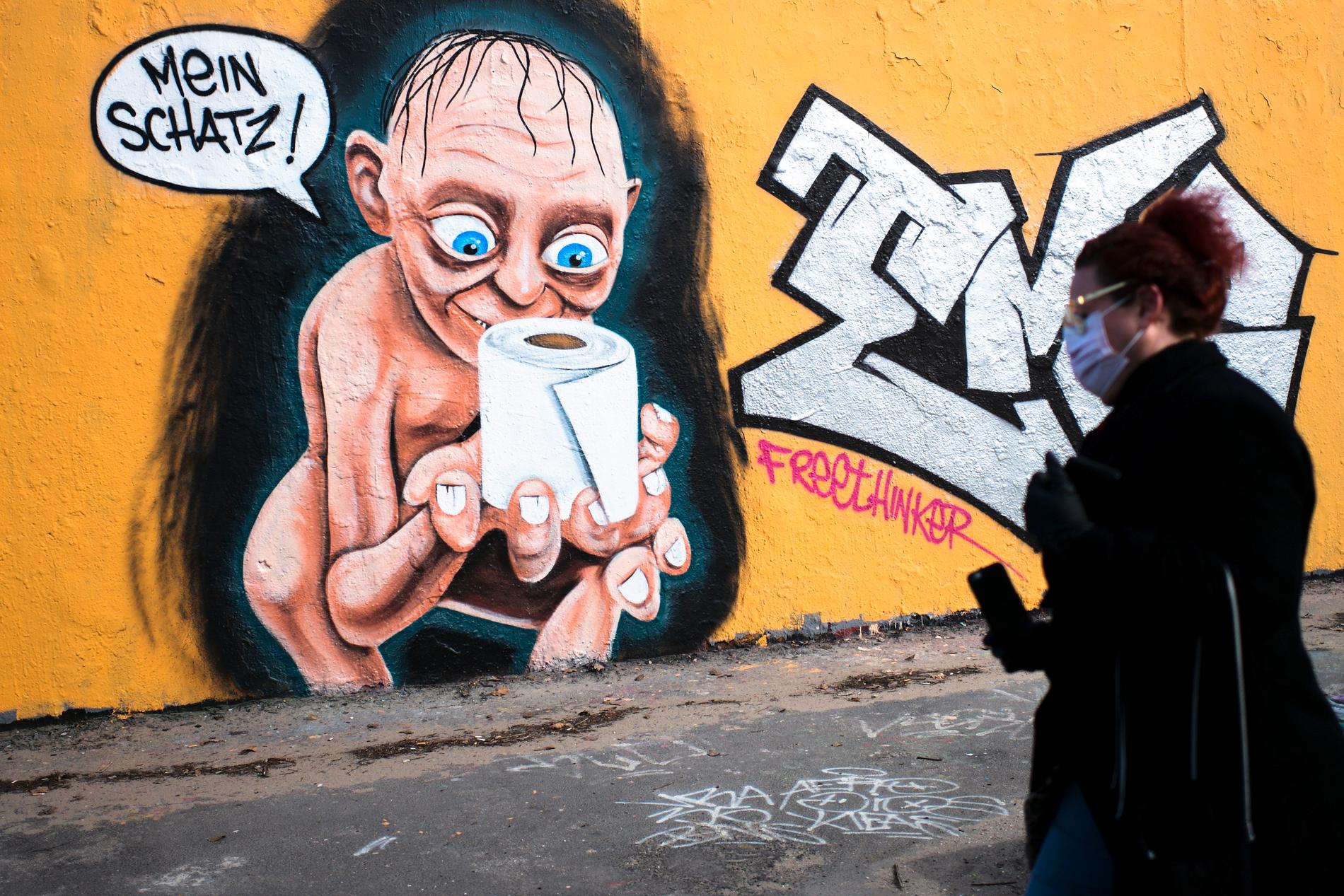 En gatekunstner i Berlin lot seg inspirere av «Ringenes Herre»-Gollum i sin fremstilling av kampen om kostelig toalettpapir blant hamstrerne.