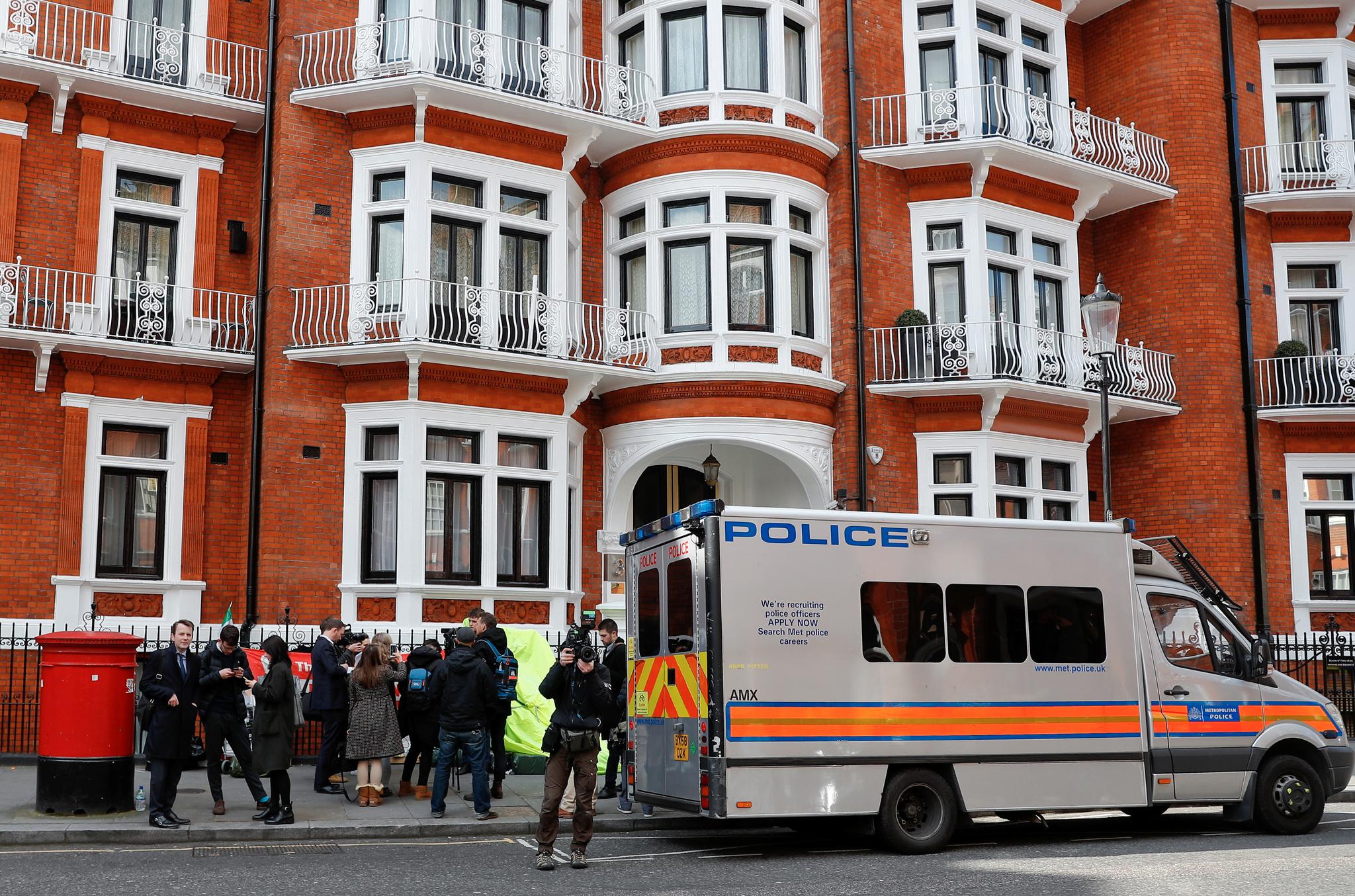 Julian Assange har bodd ved Ecuadors ambassade i London siden 2012. Her er politiet på plass utenfor ambassaden i forbindelse med pågripelsen torsdag formiddag. 