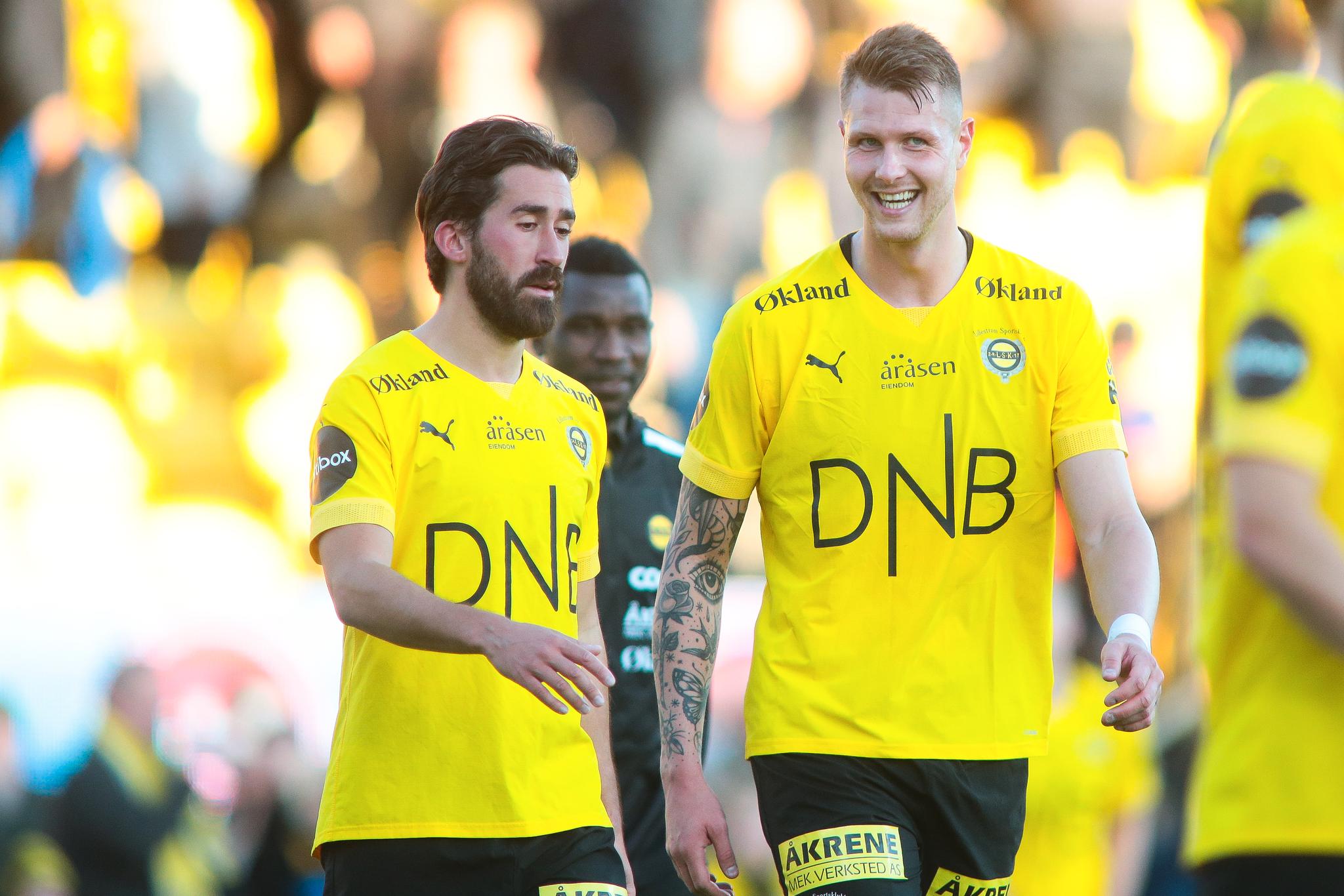LSK-HELTEN: Holmbert Fridjonsson ble igjen byttet inn til suksess. Her sammen med Fredrik Holst.