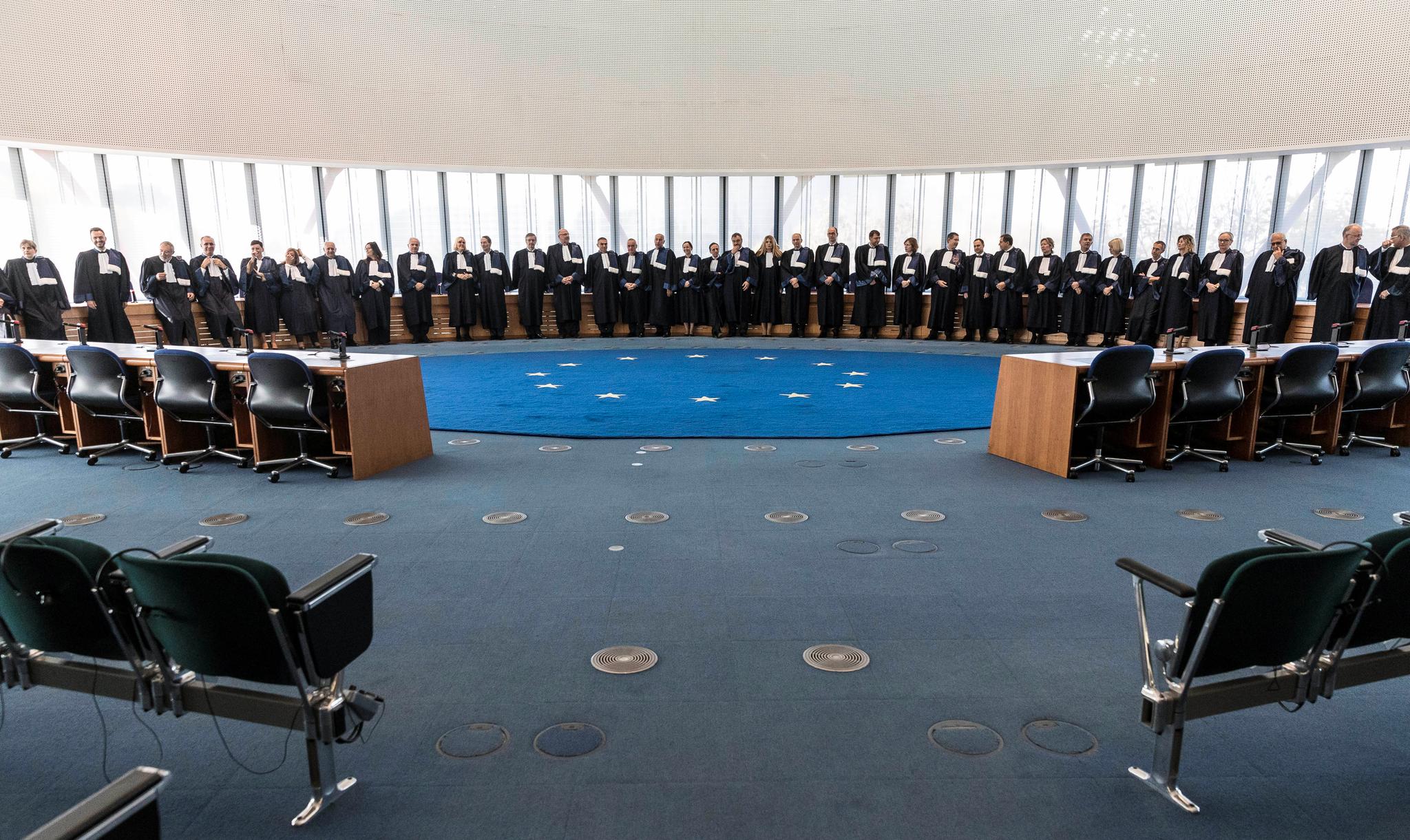 Hvert av de 47 medlemslandene i Europarådet har en dommer i Menneskerettighetsdomstolen i Strasbourg. Dommerne velges av Europarådets parlamentarikerforsamling.