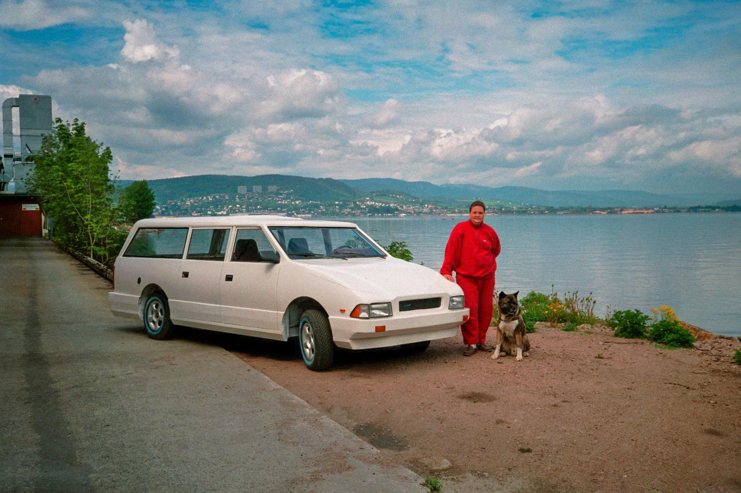 – Vår største feil var å ikke takke ja til tilbudet om 50 millioner kroner, sier bilgründer Lars Harald Heggen. Her er han fotografert med Drammensbilen rundt 1993, sammen med hans amerikanske akita ved navn JohnF. 