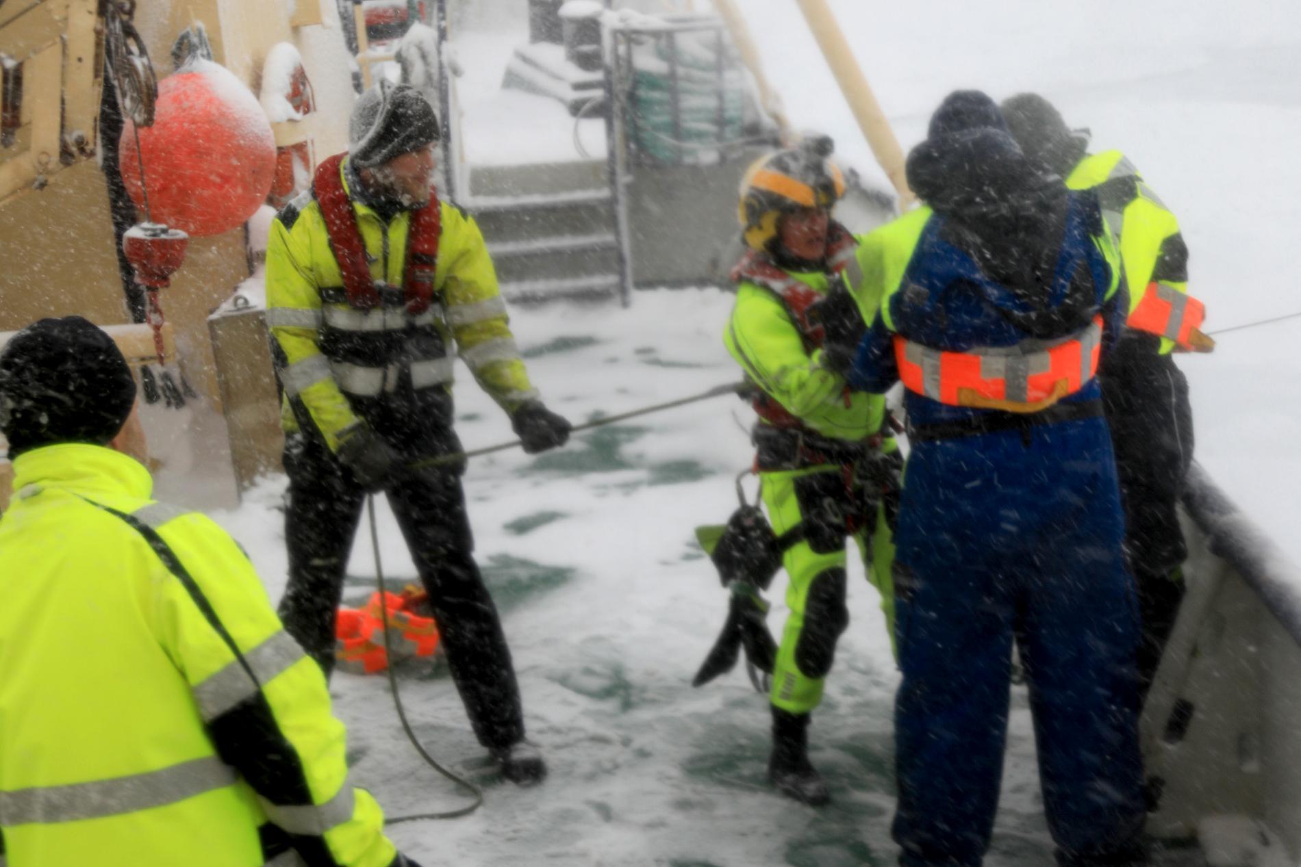 I alt 16 personer ble evakuert med helikopter etter at et svensk ekspedisjonsfartøy tirsdag ble sittende fast i isen sørvest i Hinlopenstredet på Svalbard. Foto: Sindre Kinnerød / NTB scanpix