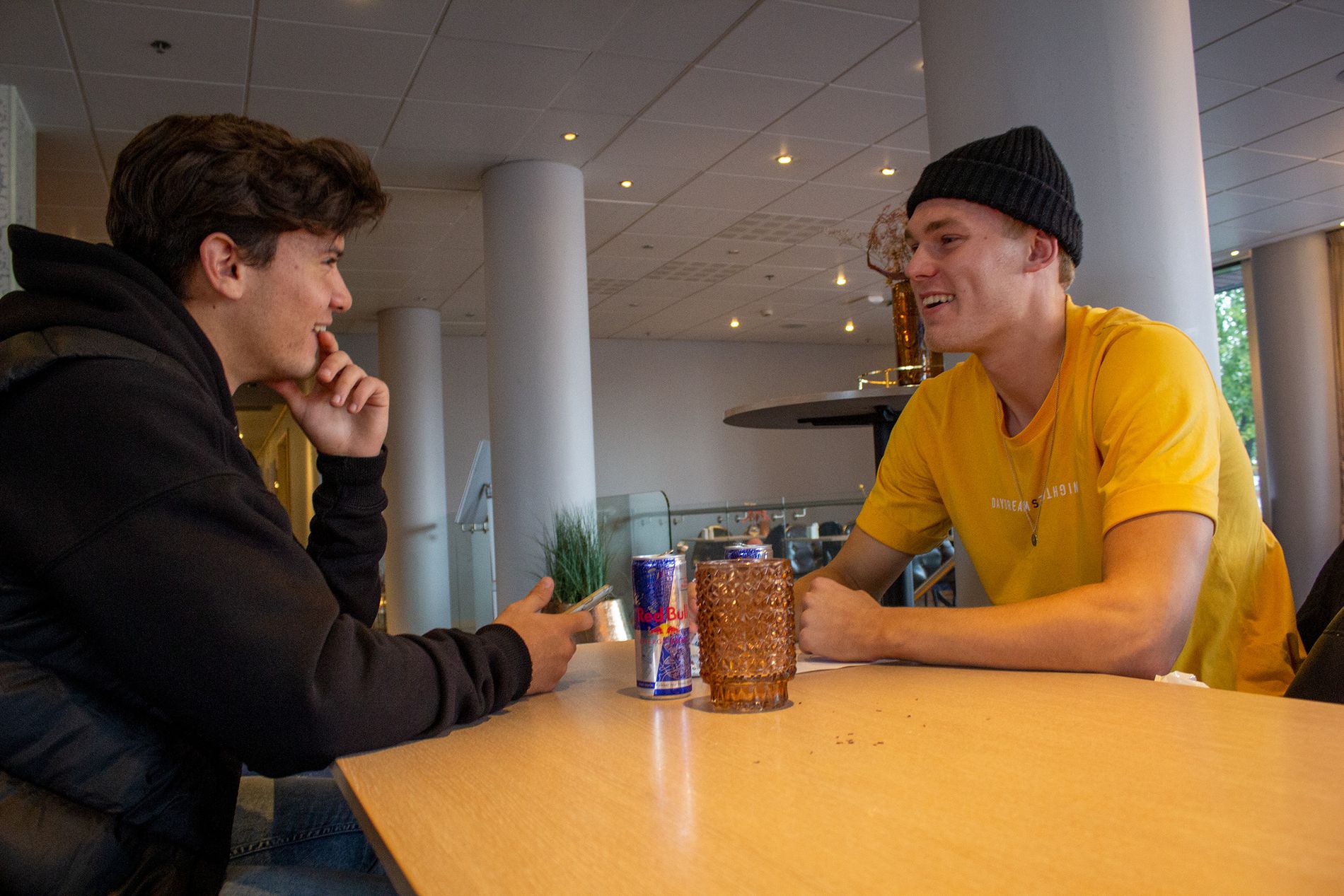 20 år gamle Vetle Rødje (t.h.) ble oppfordret av familien å gå på Paradise-audition. Han har tatt med seg kompisen Lennart Henriquez (20) til Stavanger for «moralsk støtte». 